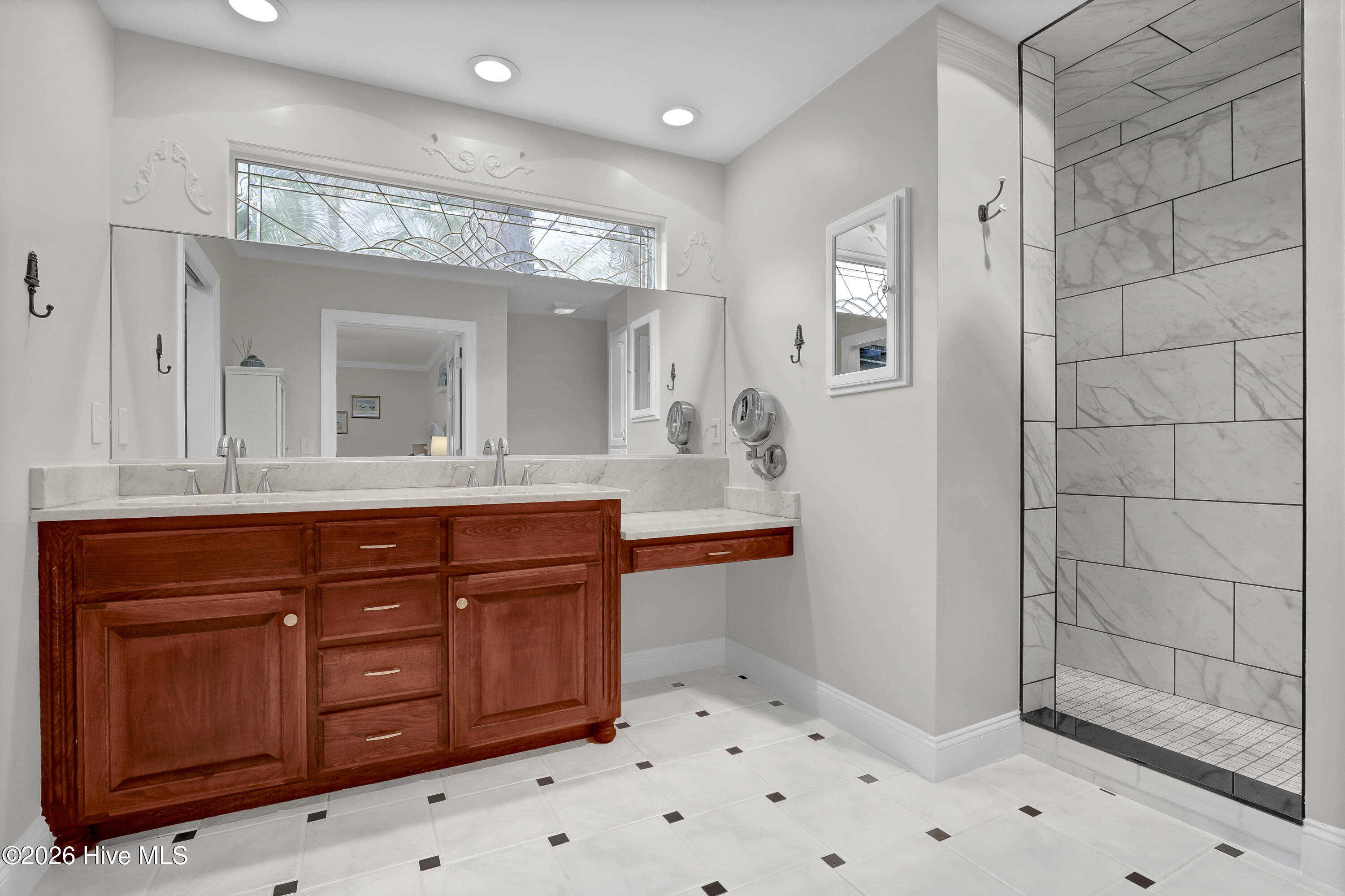 100563243 | Photo 22