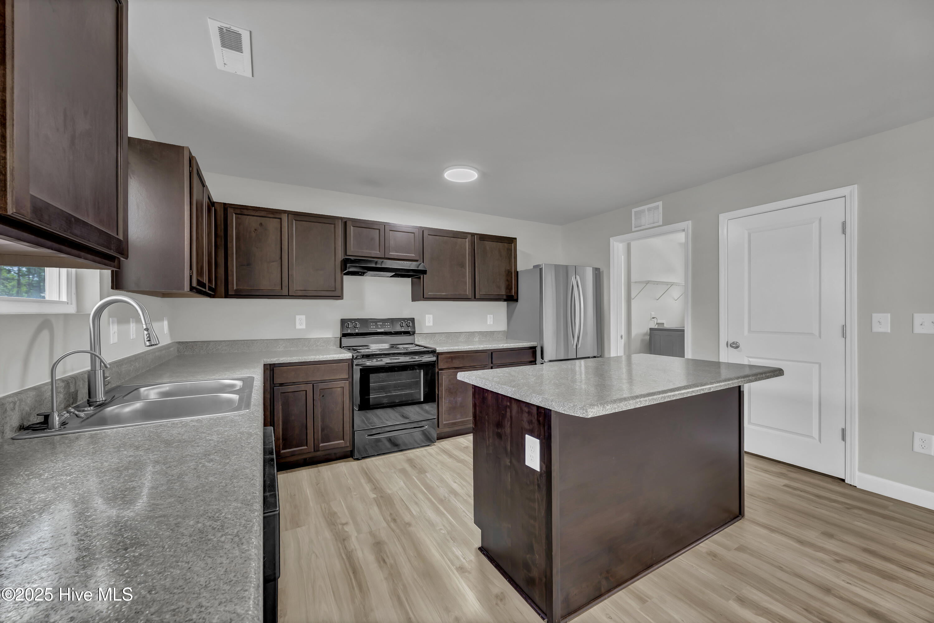 100518131 | Photo 15