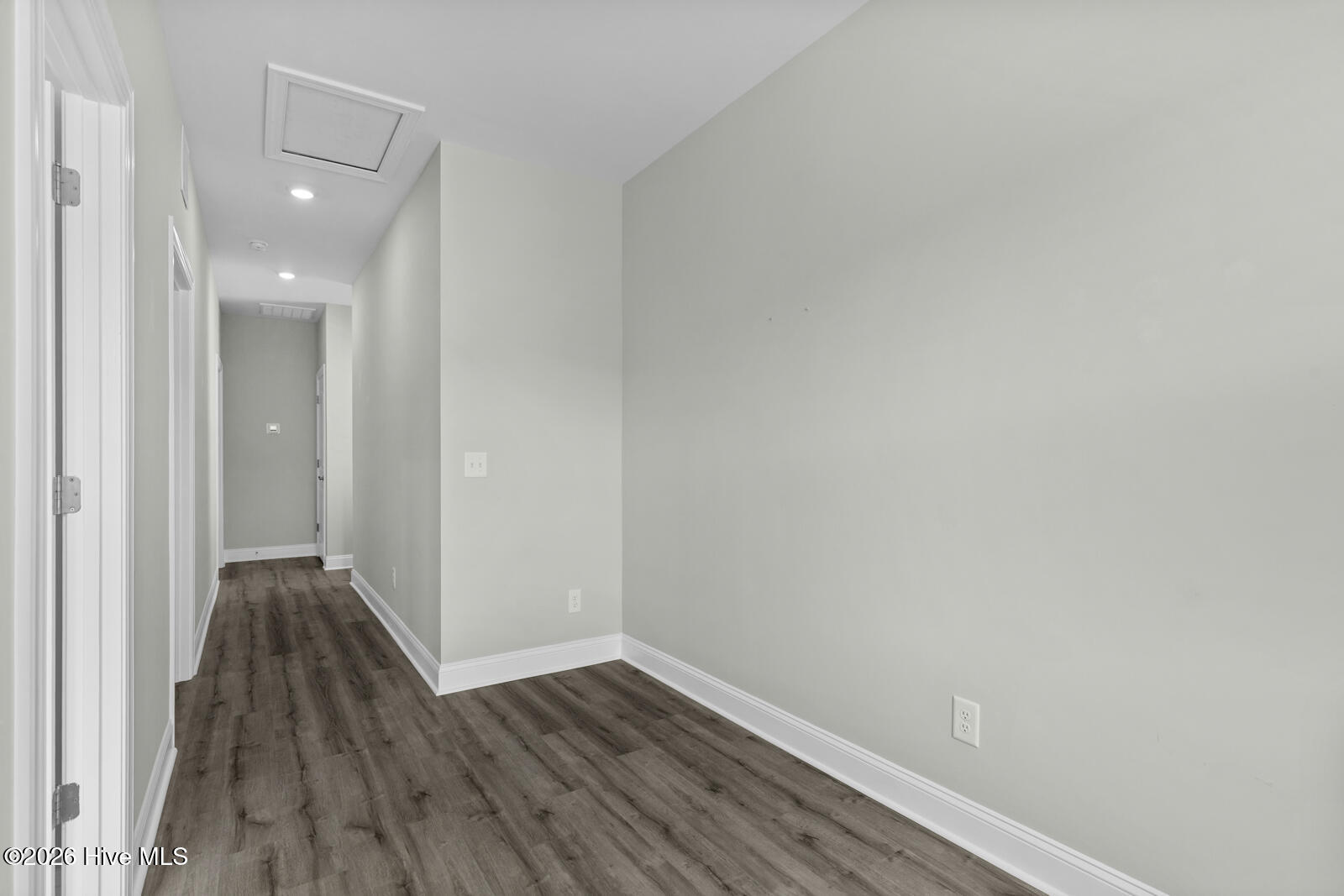 100560186 | Photo 16