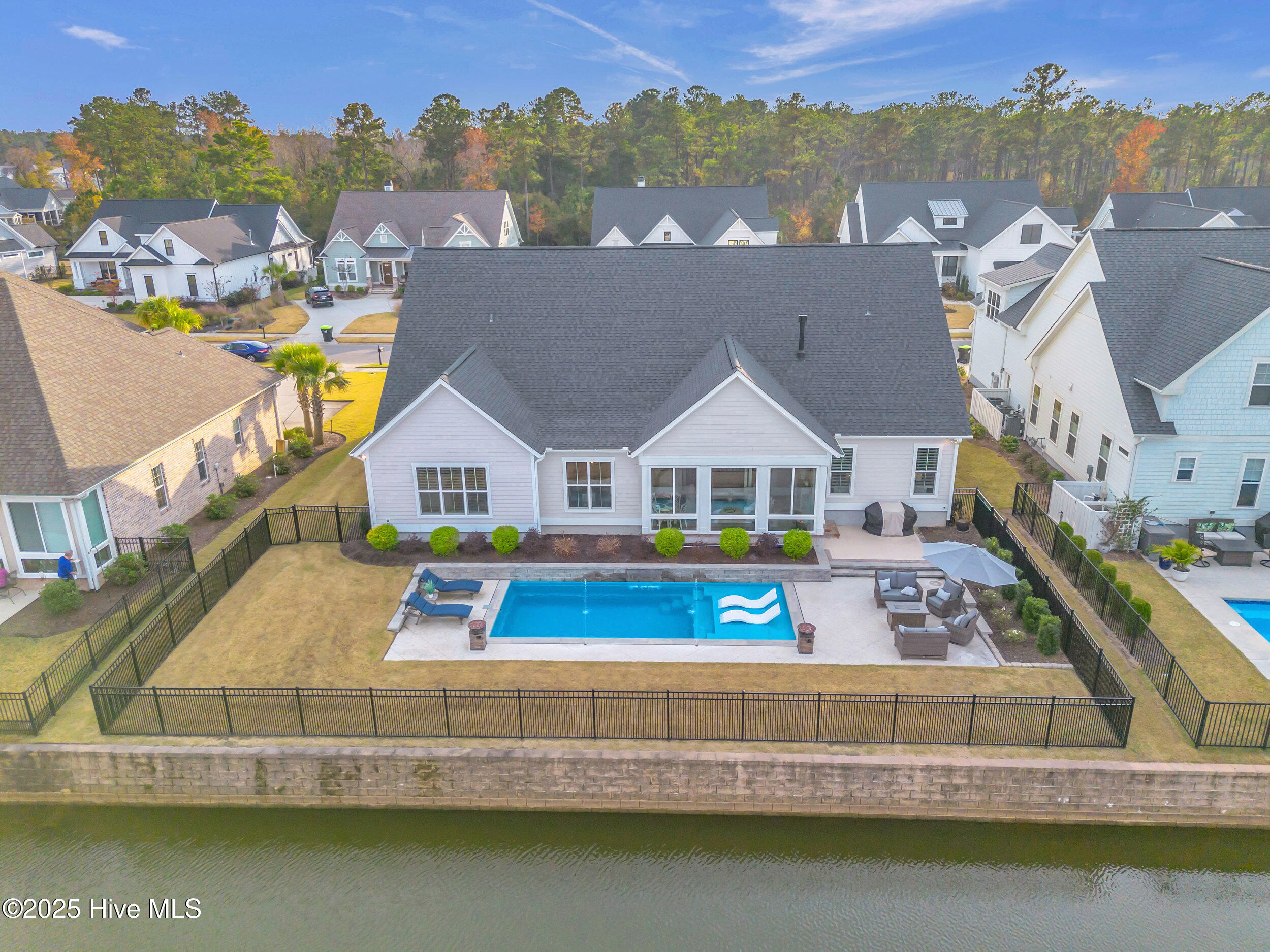 100543142 | Photo 53