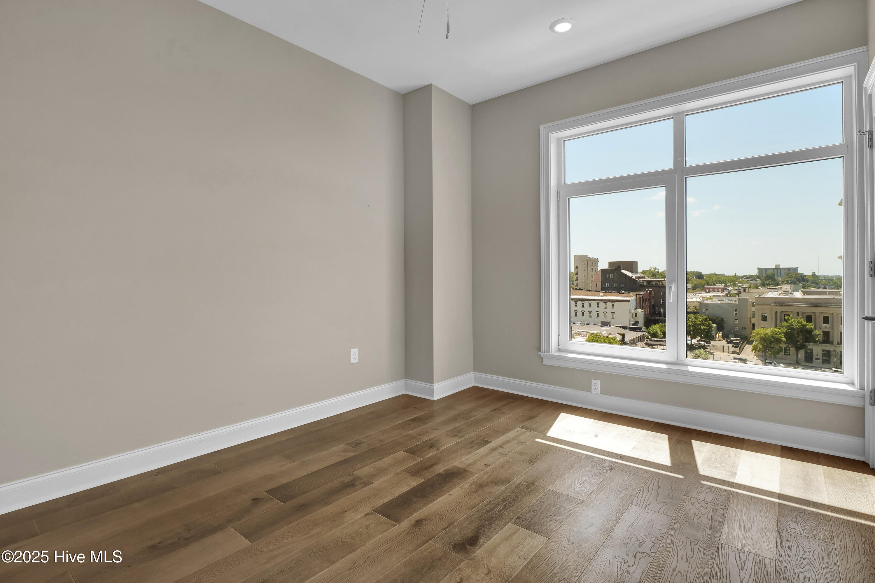 100526322 | Photo 73