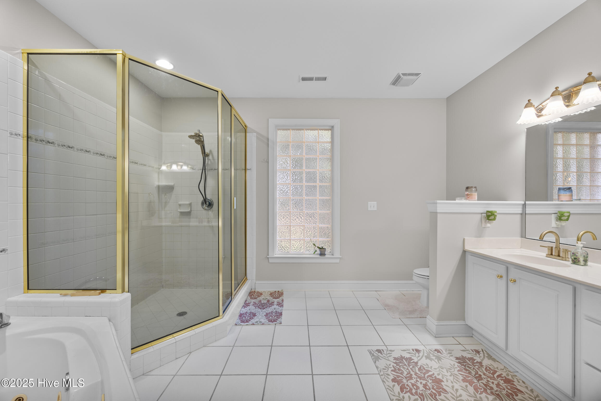 100543890 | Photo 30