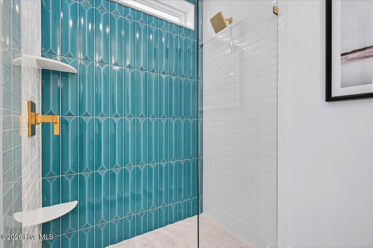 100543299 | Photo 33