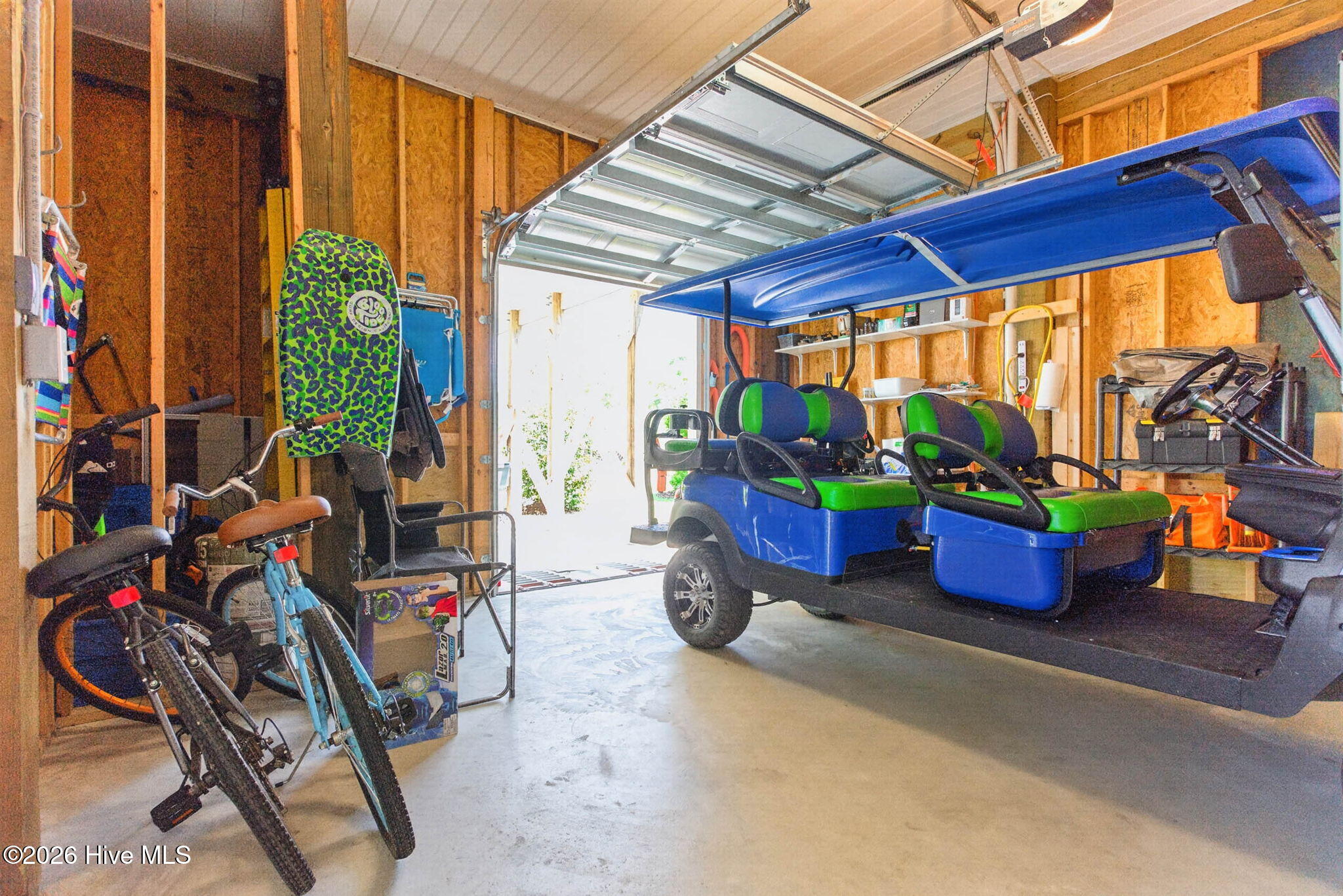 100568136 | Photo 41