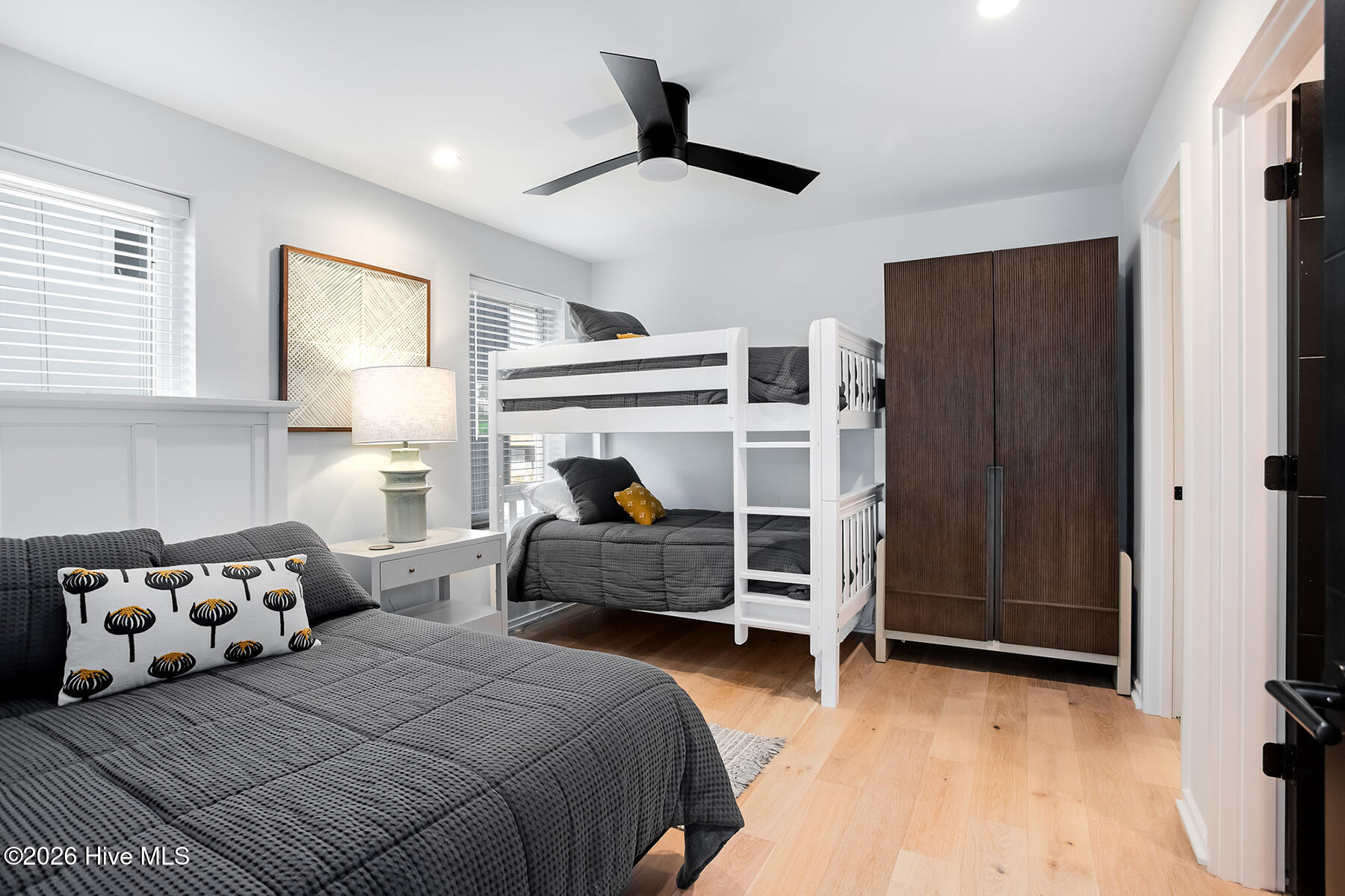 100560077 | Photo 27