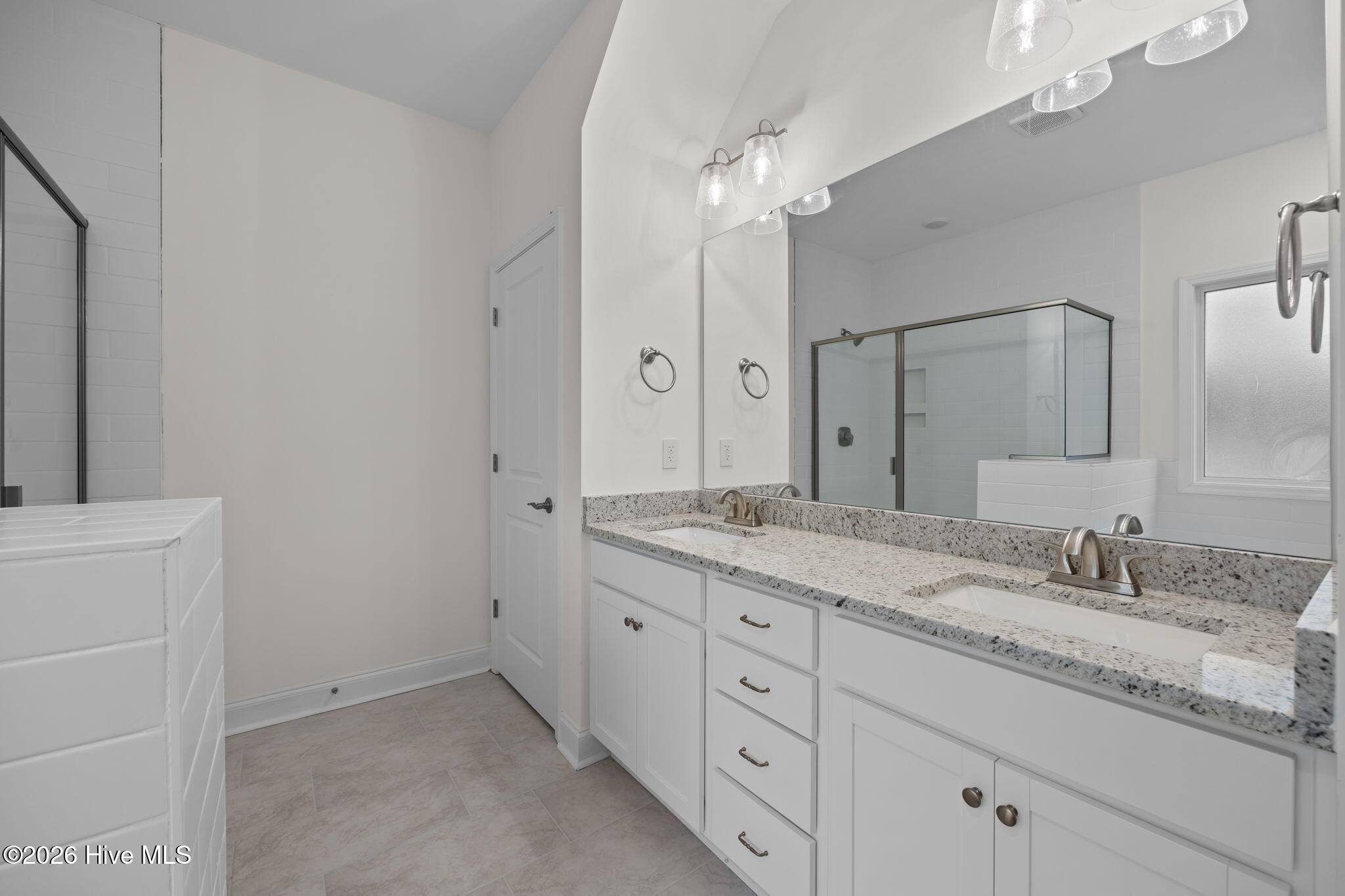 100528605 | Photo 25