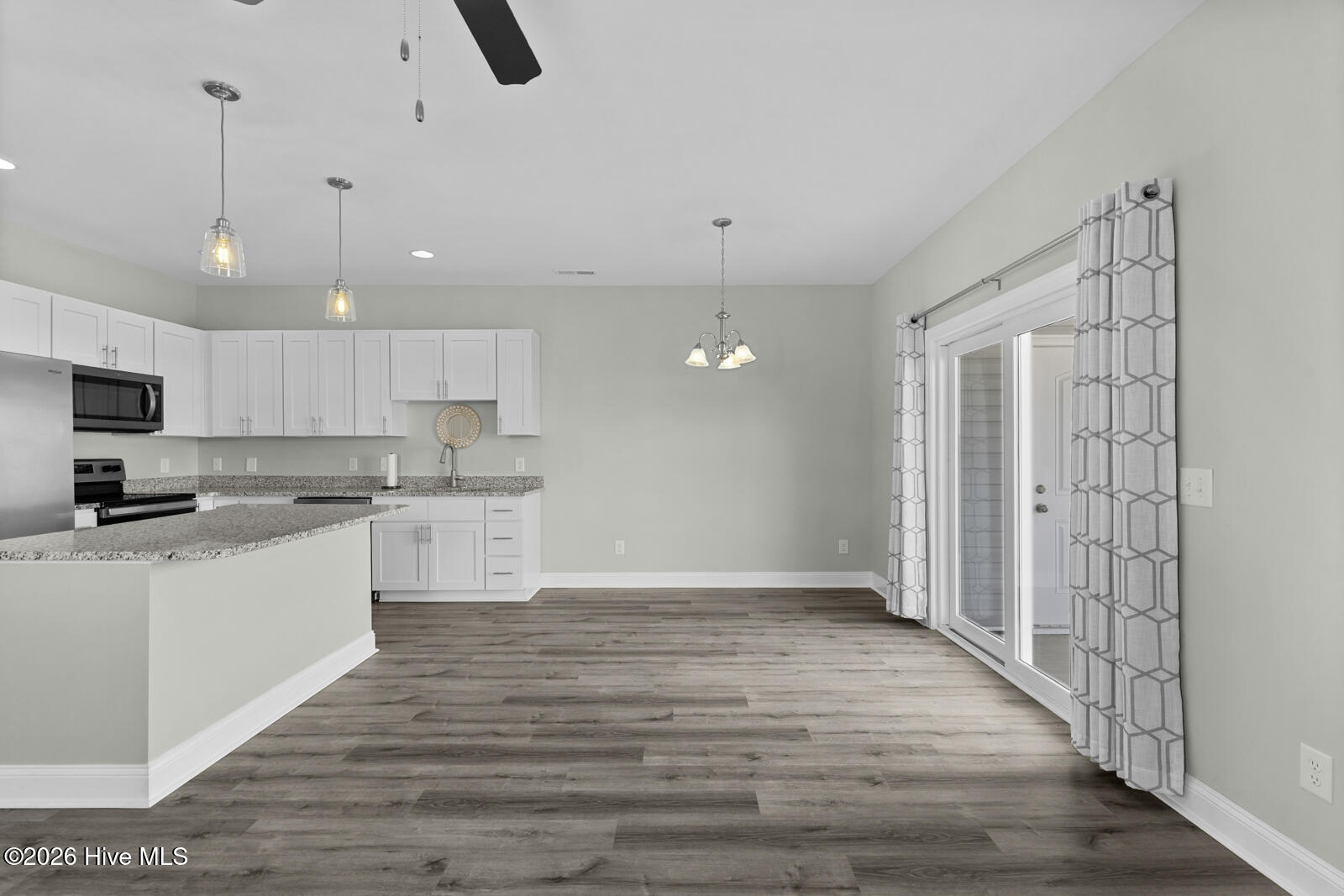 100560186 | Photo 11