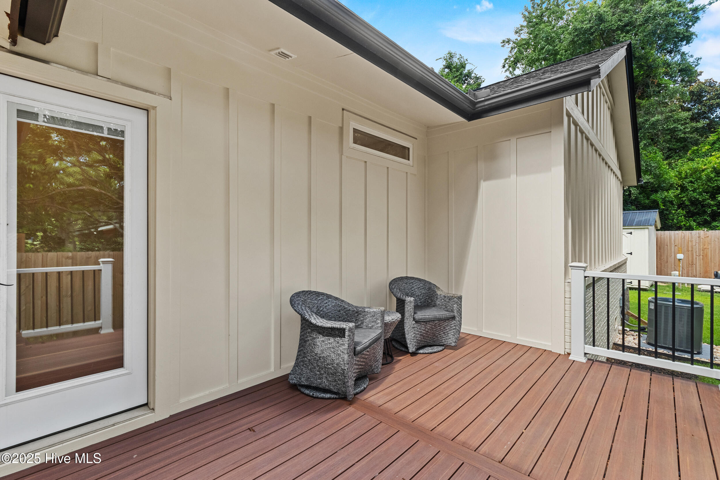 100561677 | Photo 52