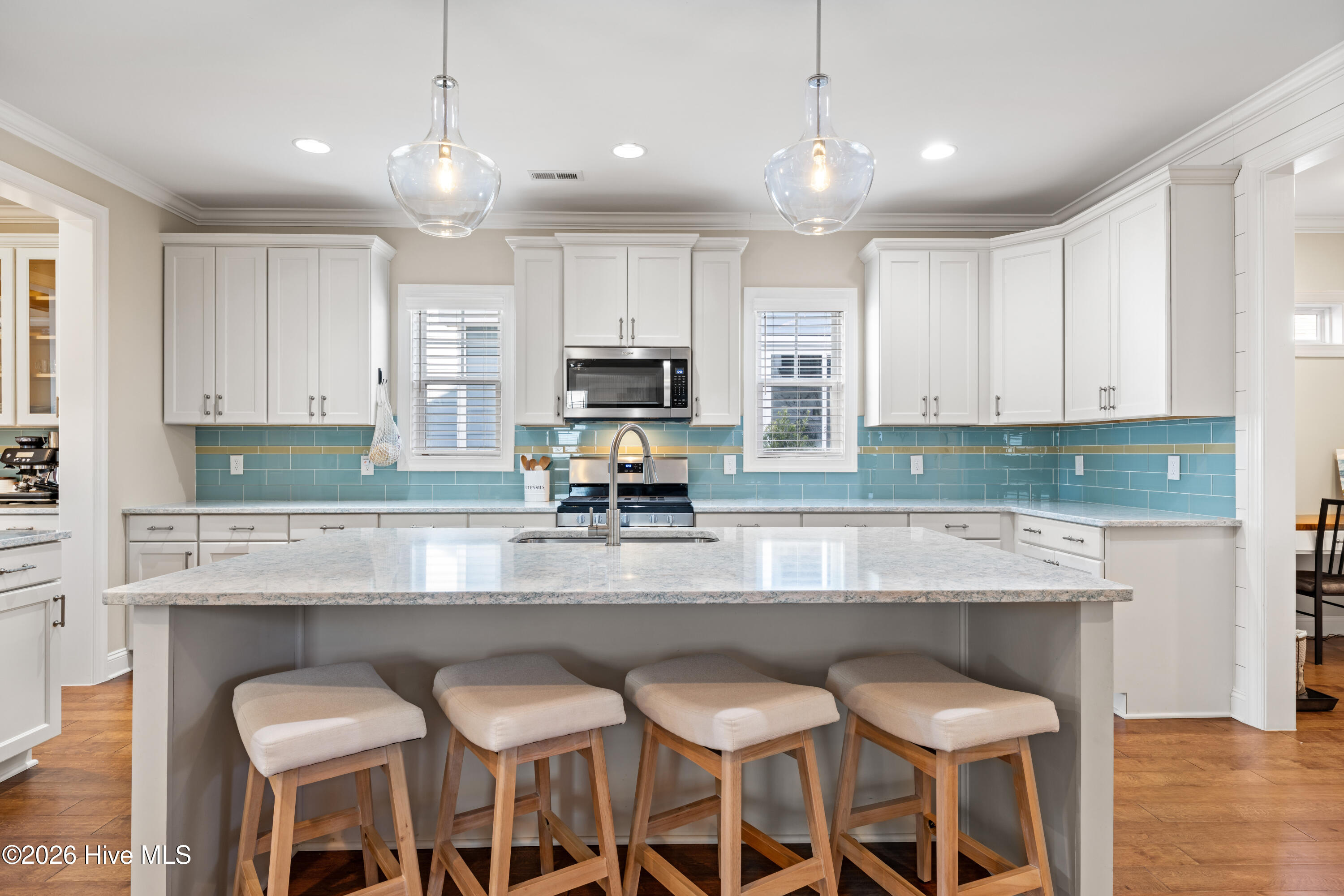 100561487 | Photo 15