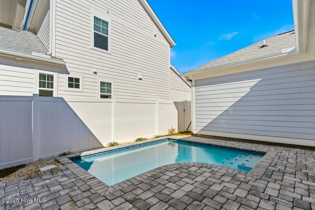 100543615 | Photo 33