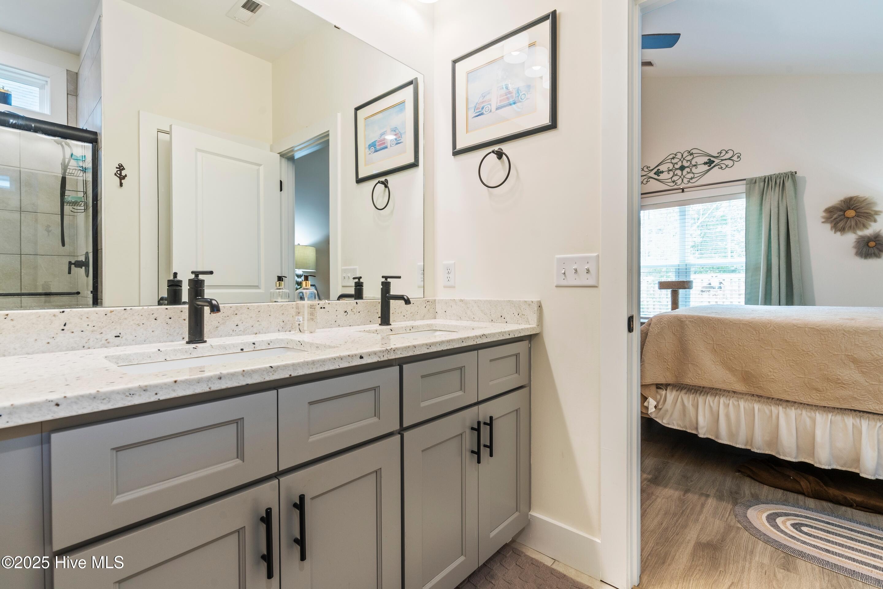 100525956 | Photo 38