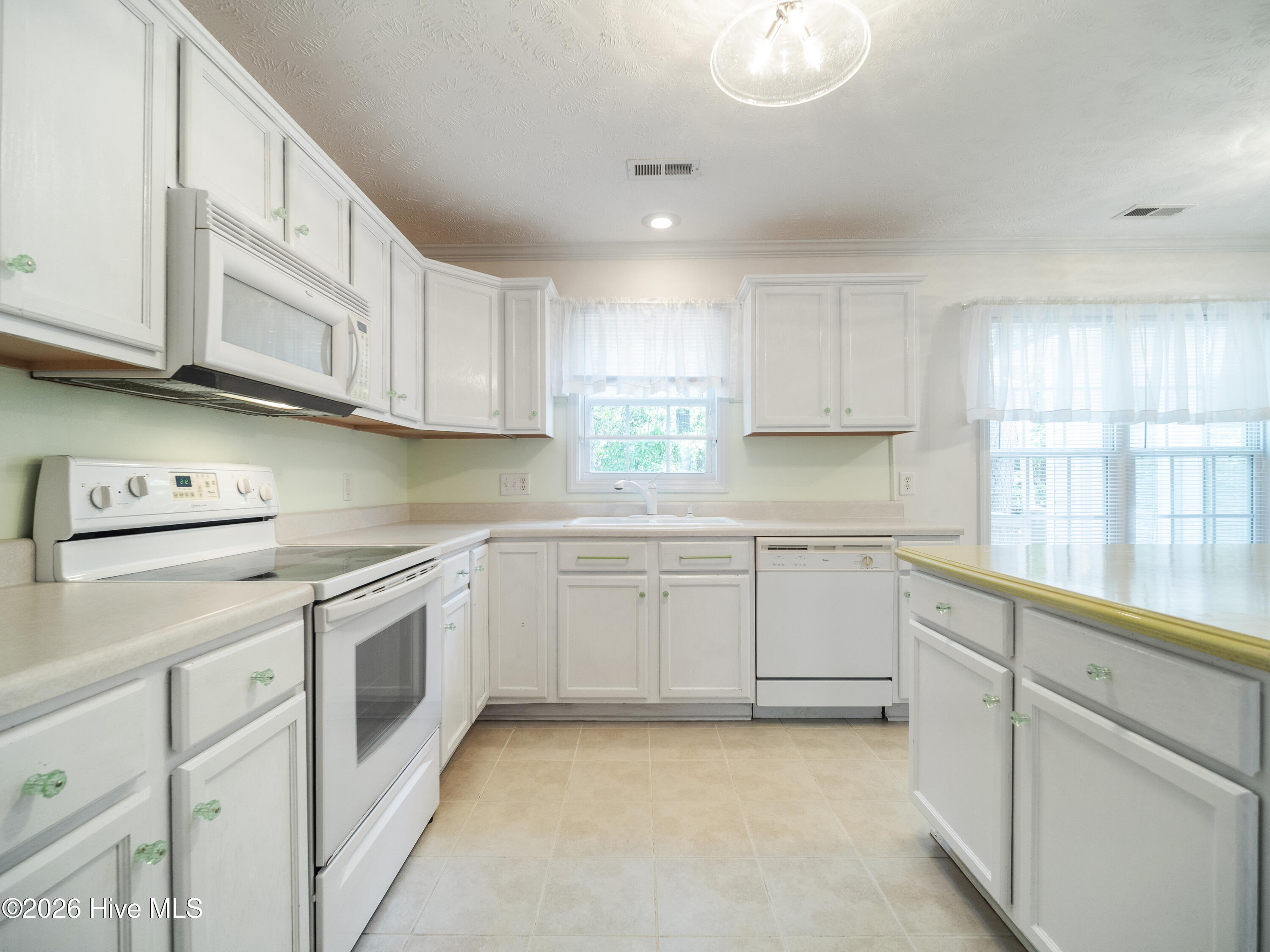 100570640 | Photo 21