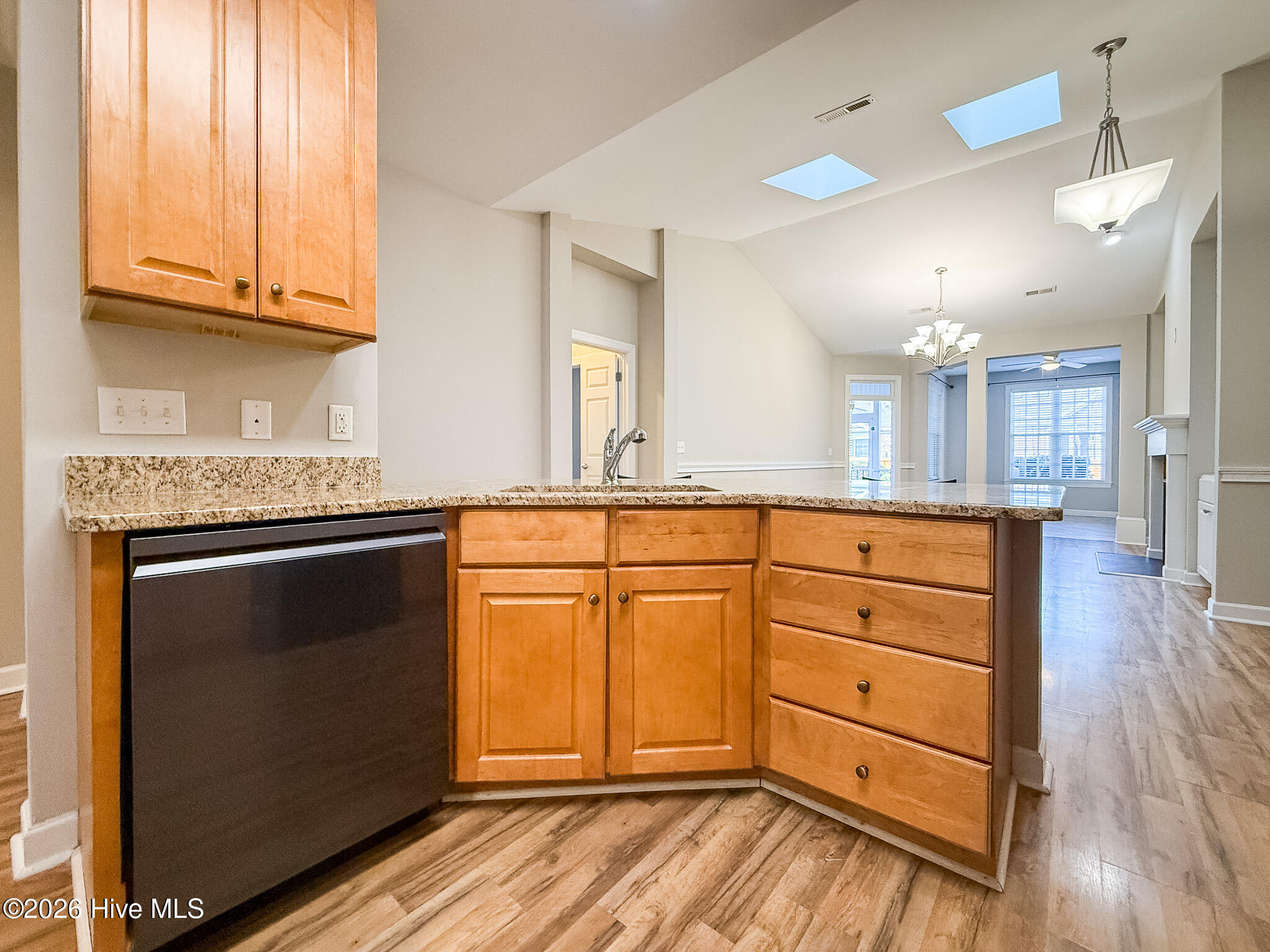 100548600 | Photo 10