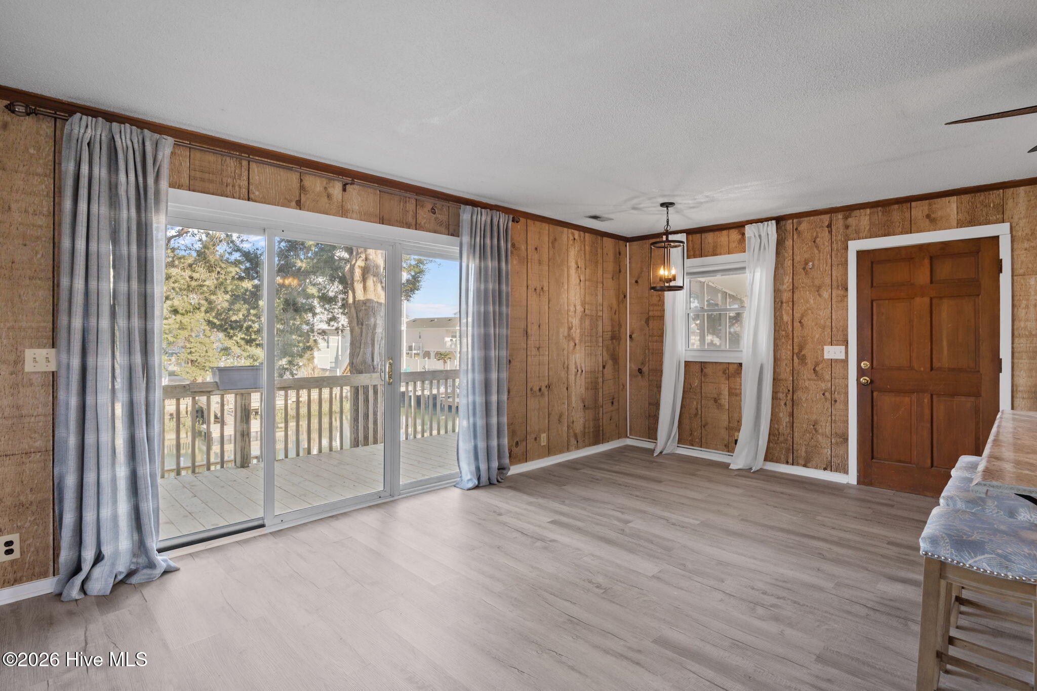 100564867 | Photo 11