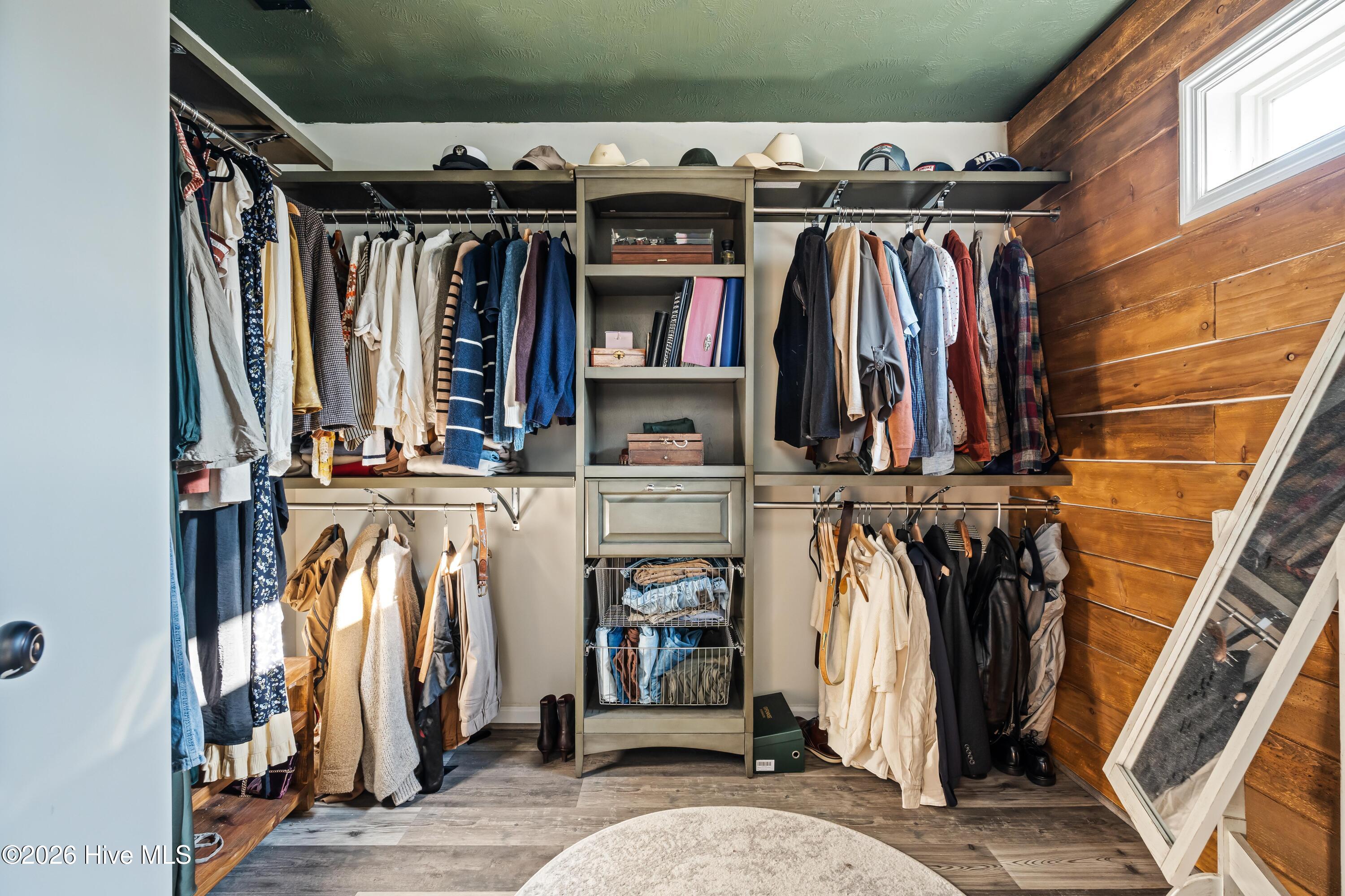 100556314 | Photo 49