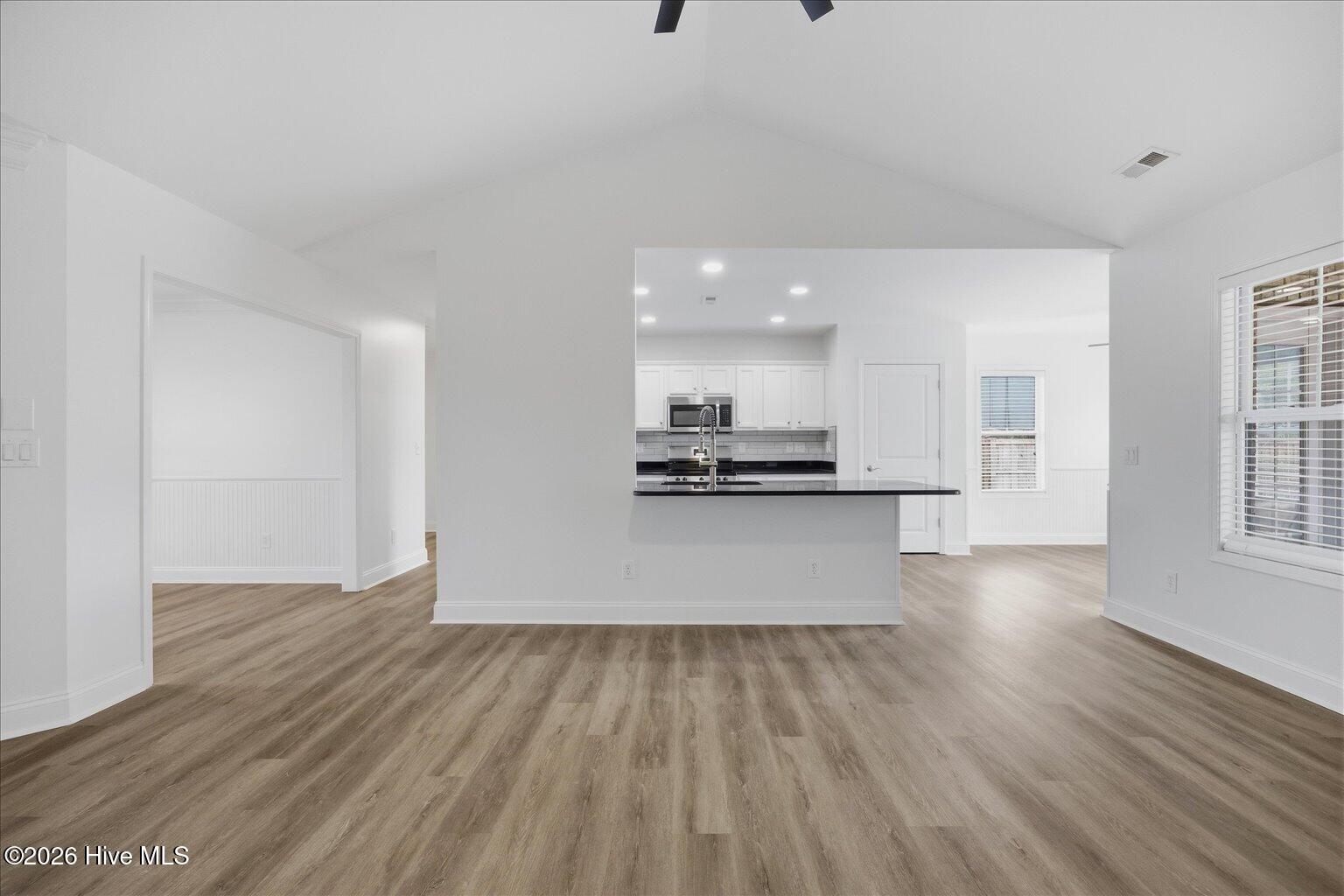 100557430 | Photo 16