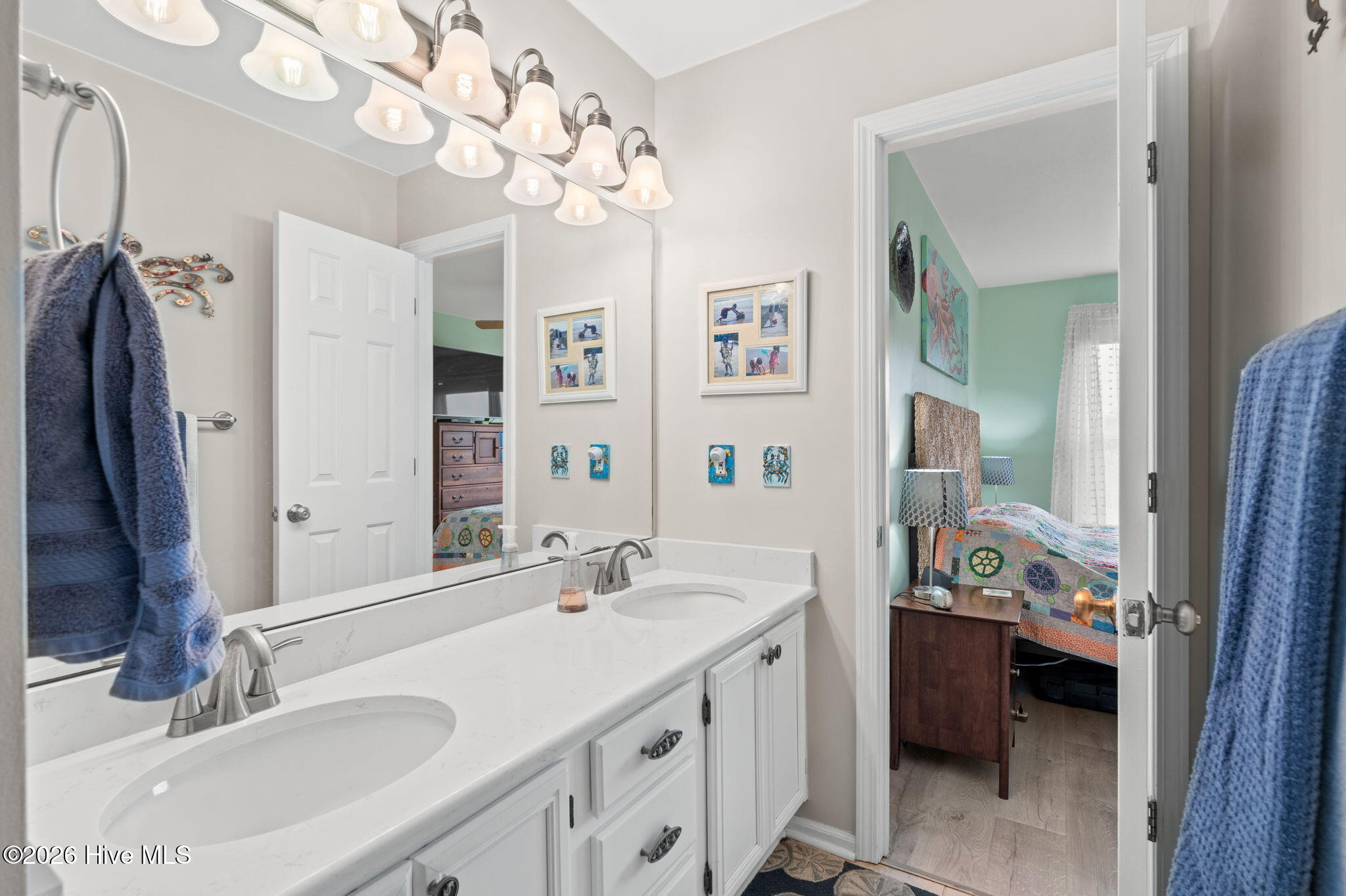 100565933 | Photo 26