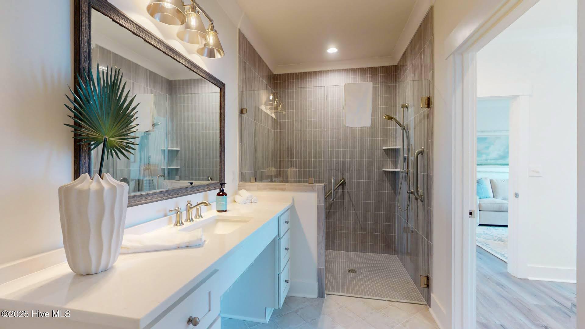 100560716 | Photo 49