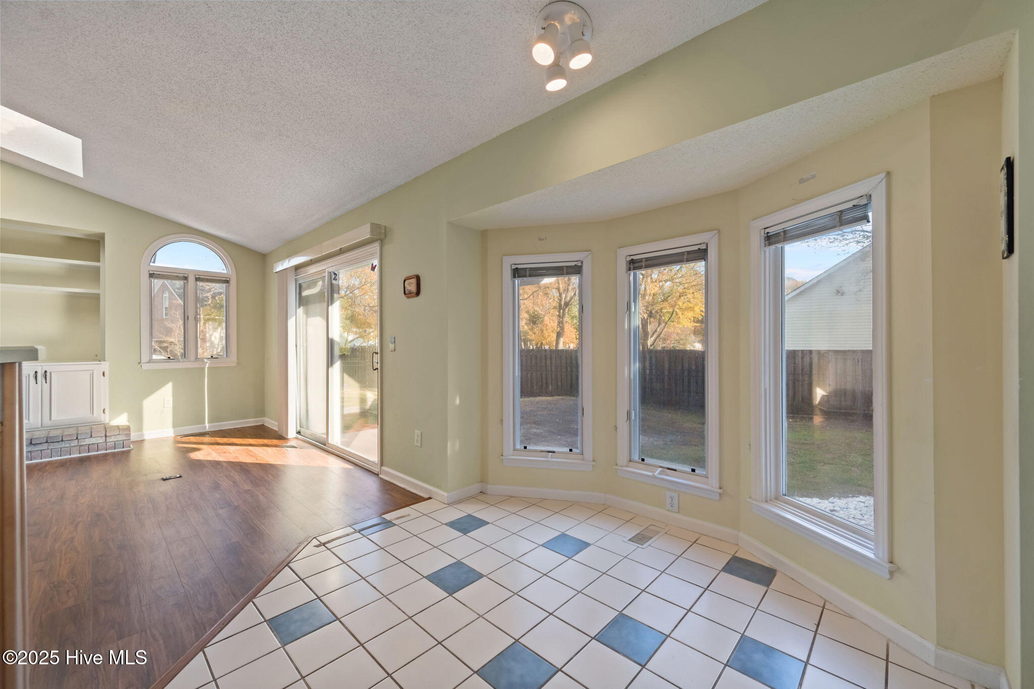 100542327 | Photo 26