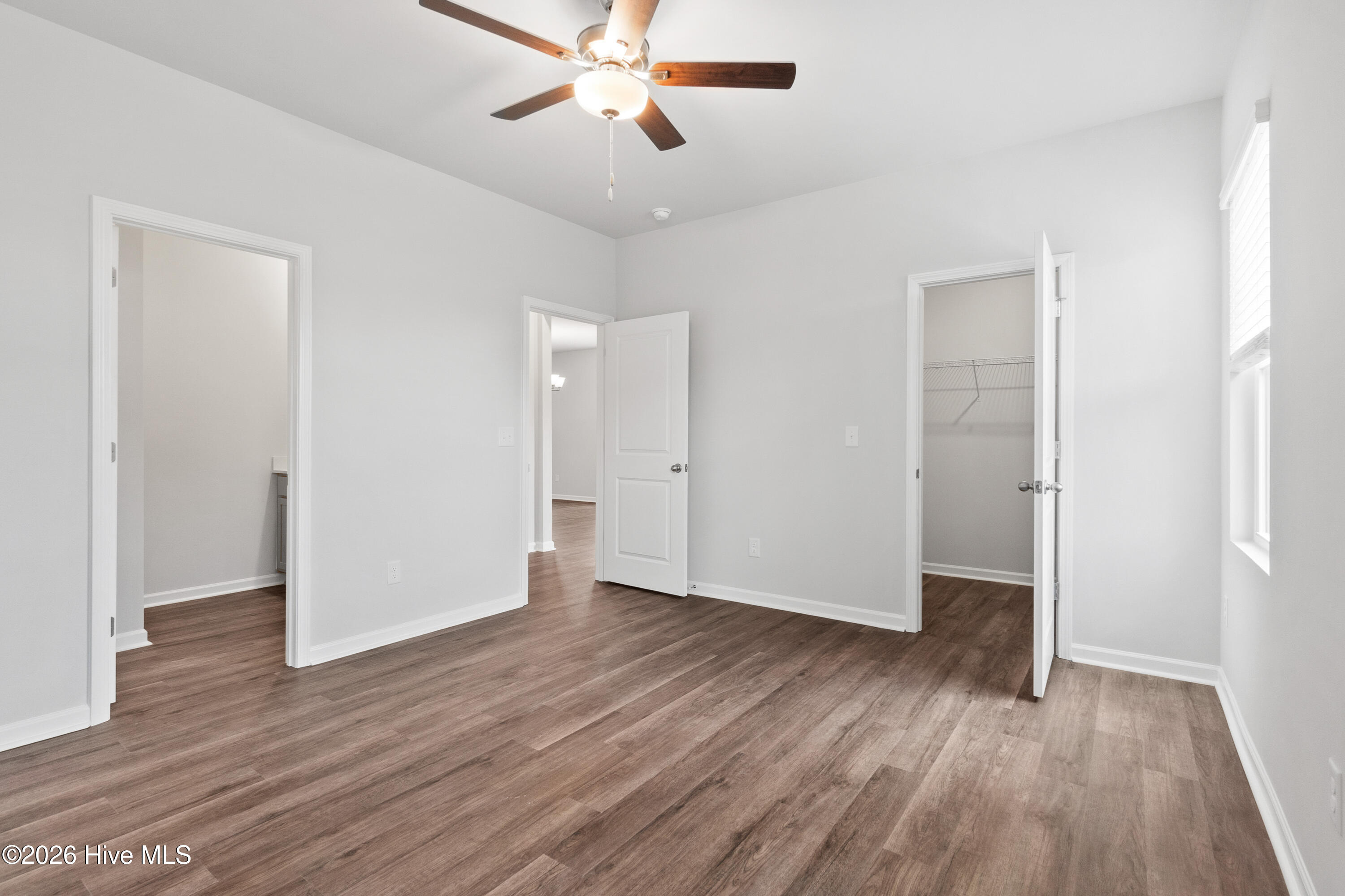 100561848 | Photo 19