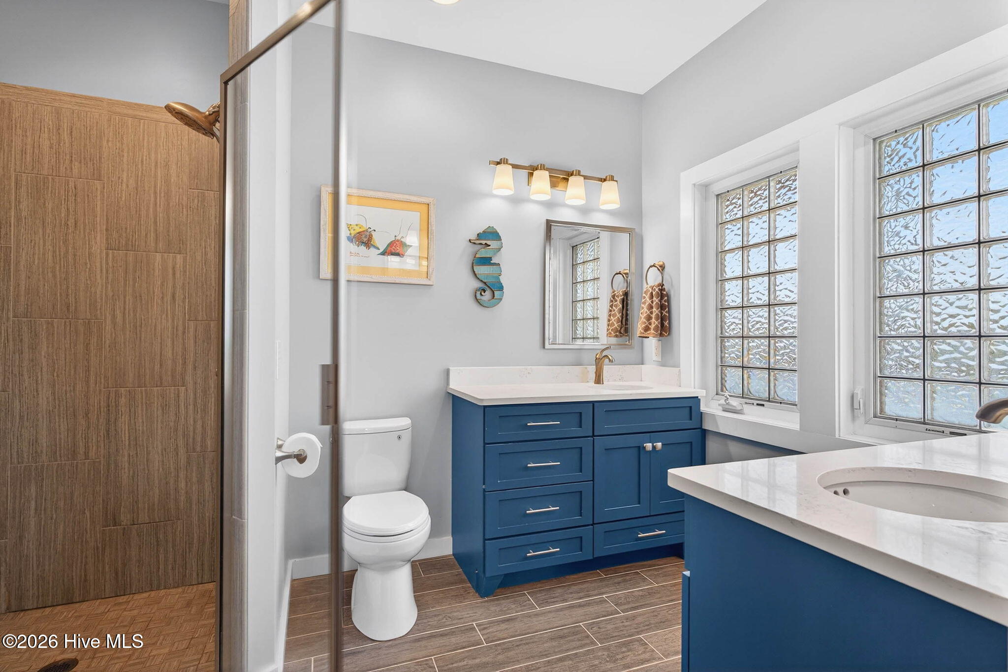 100562885 | Photo 22