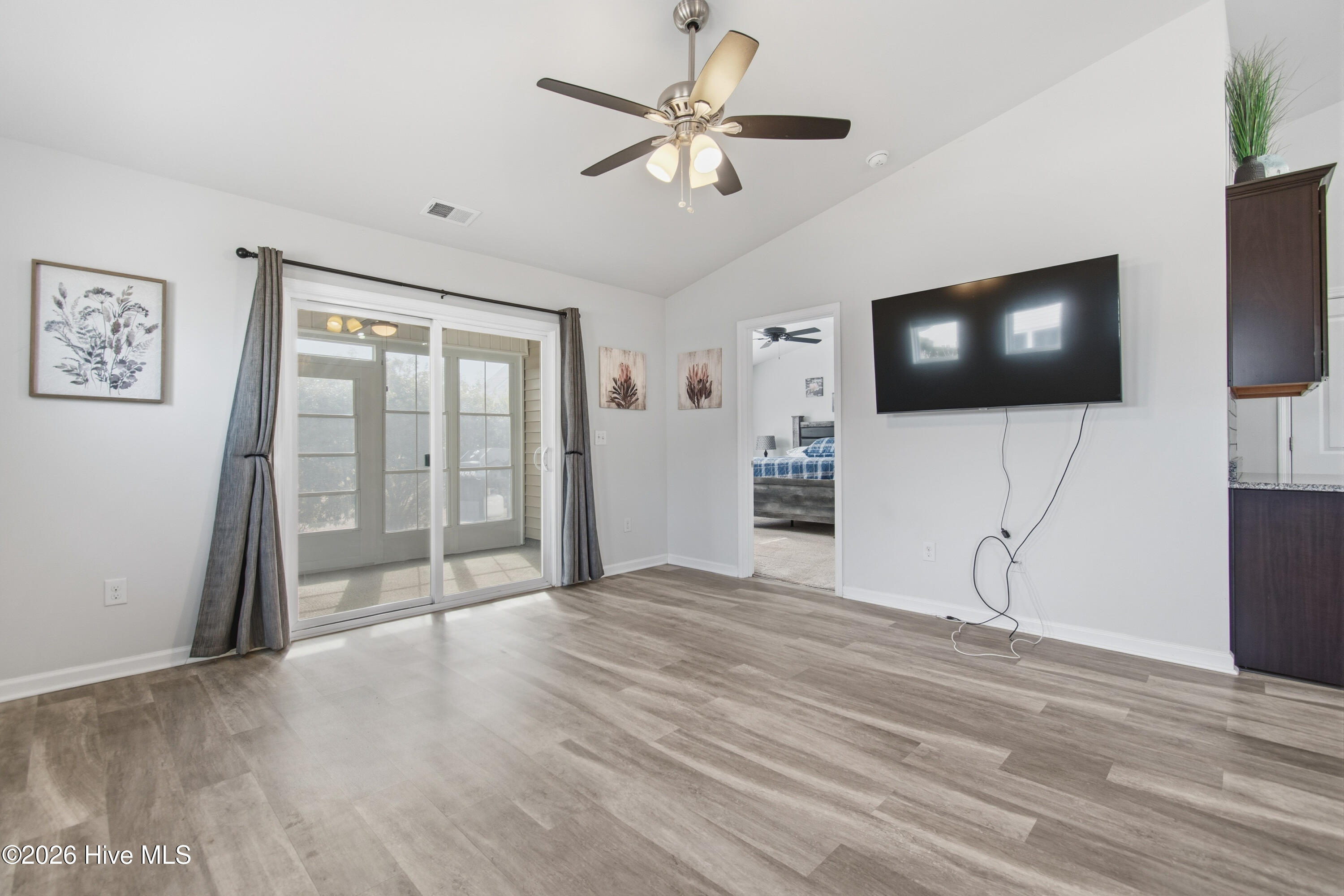 100554412 | Photo 12