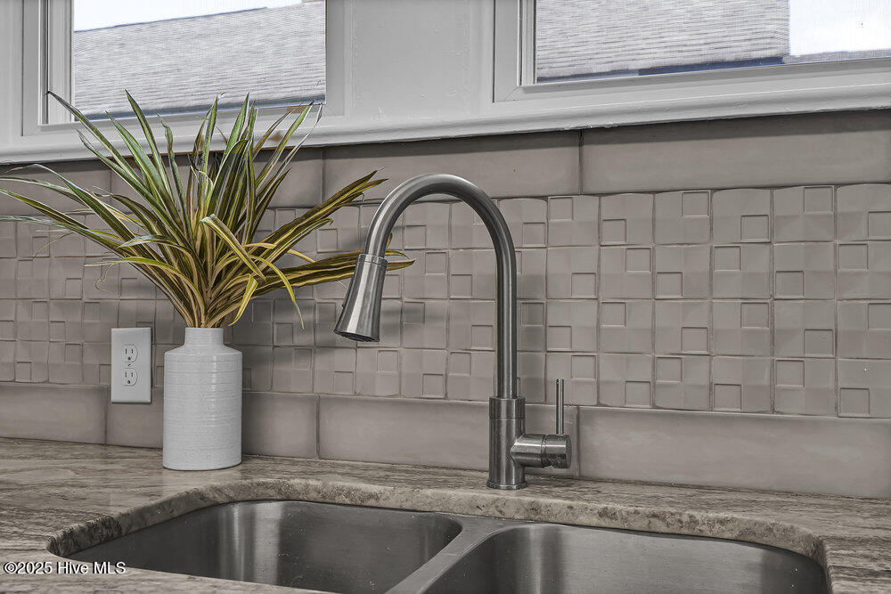 100508379 | Photo 12