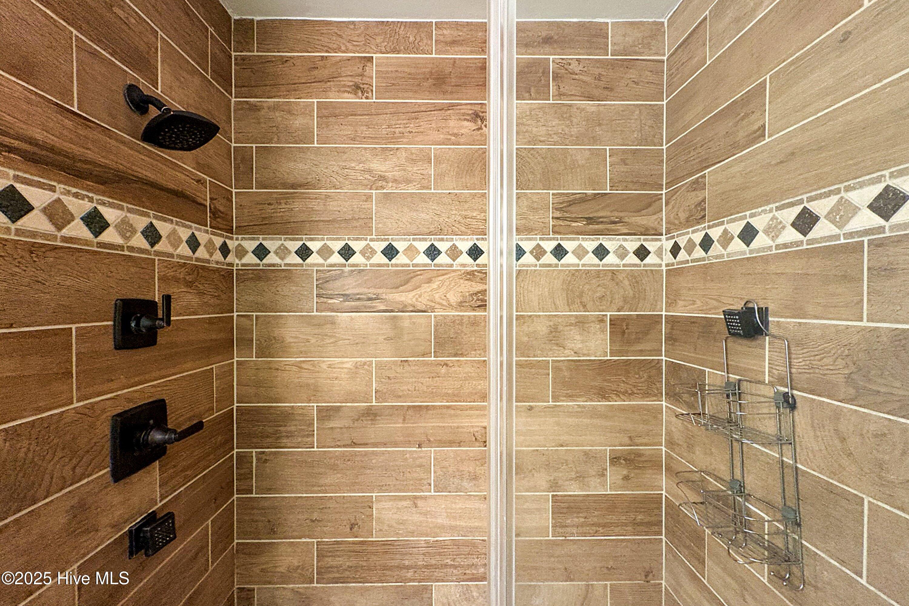 100527837 | Photo 27