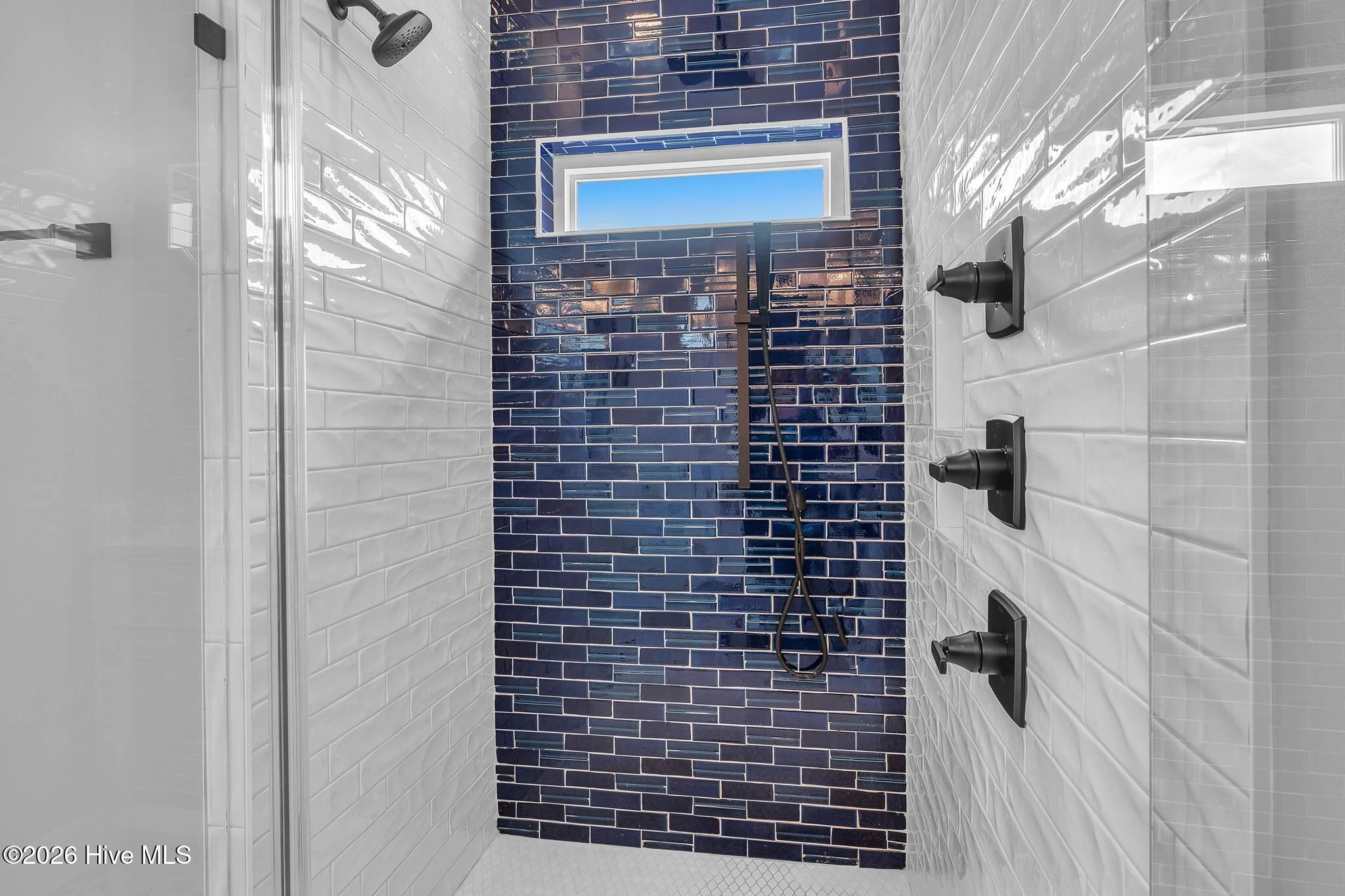 100558345 | Photo 73