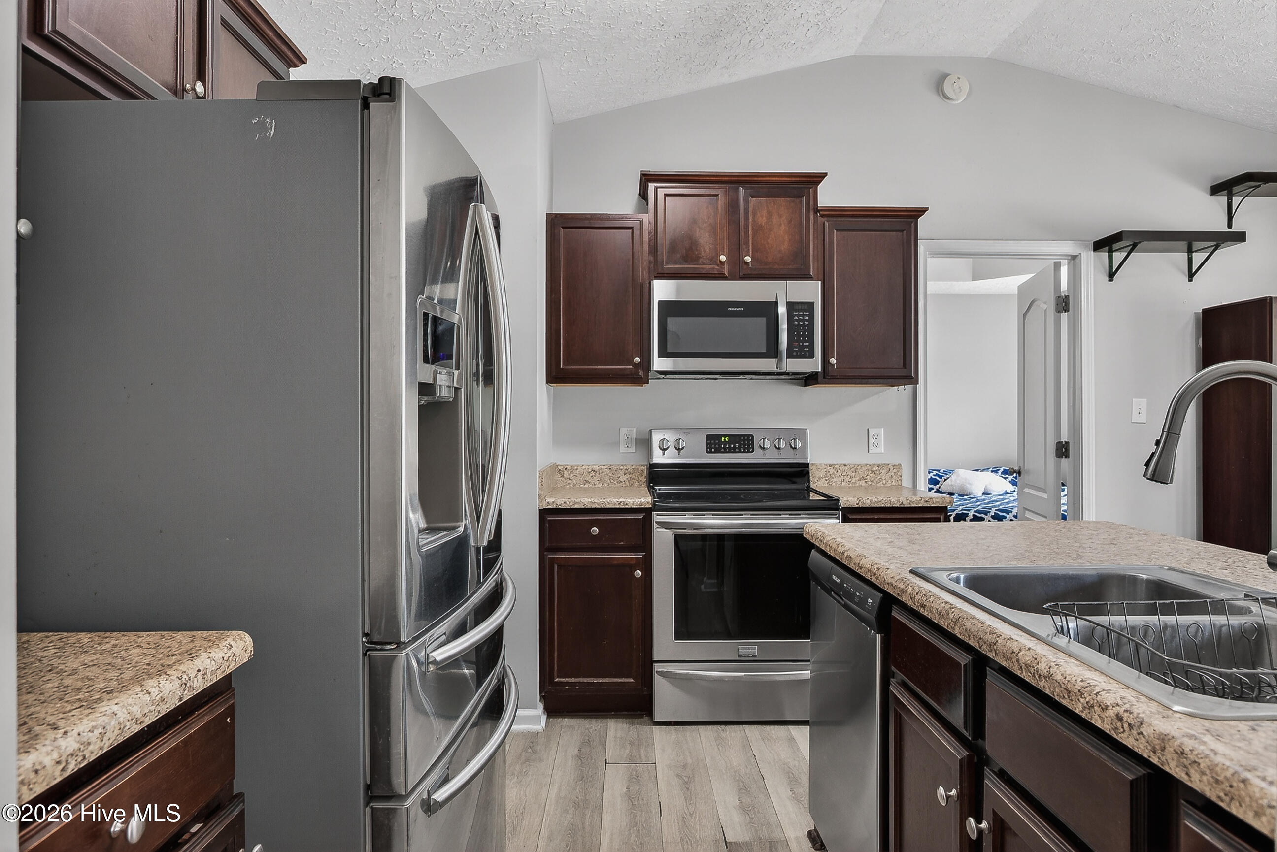 100569202 | Photo 12