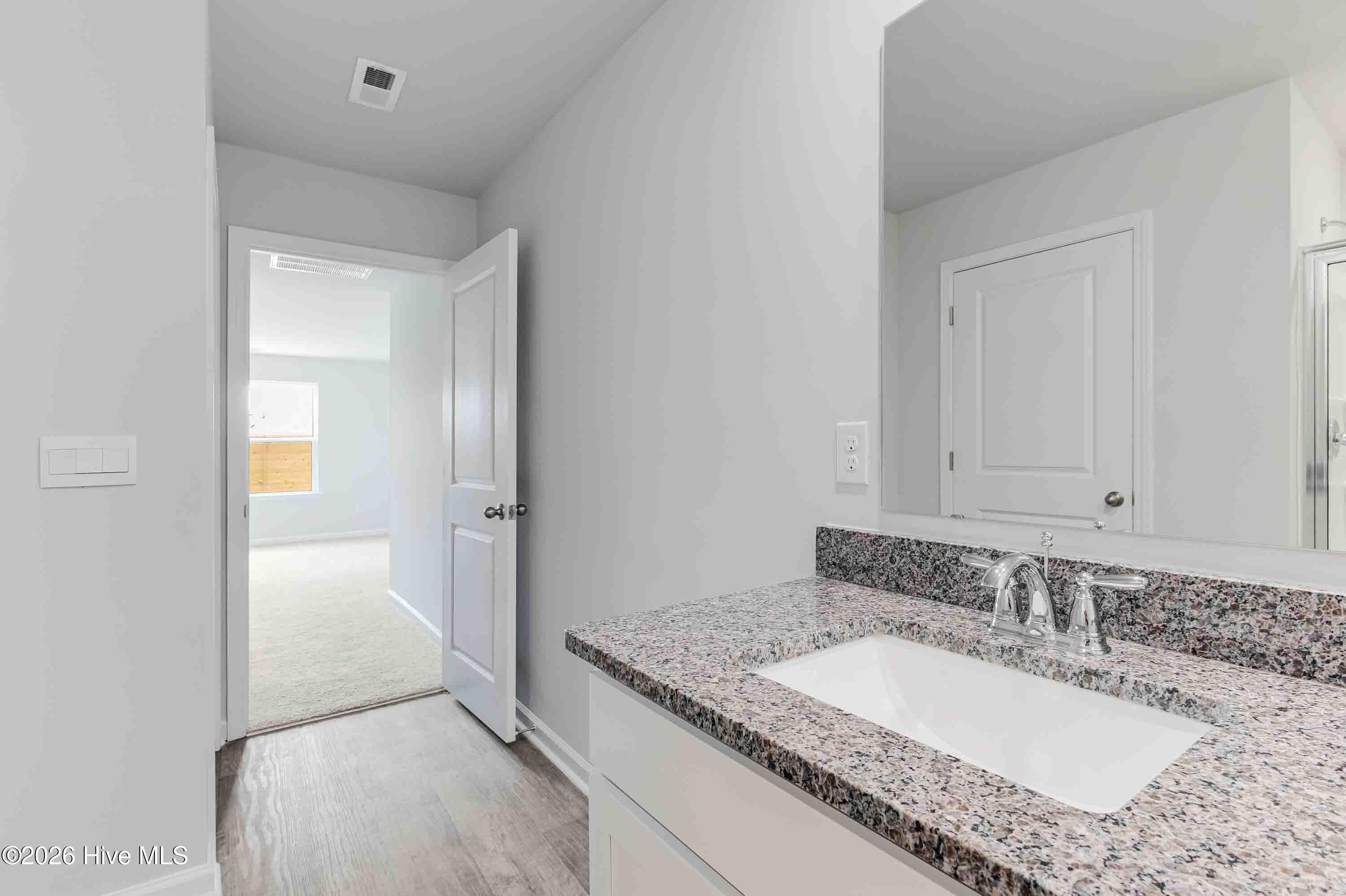 100569617 | Photo 25