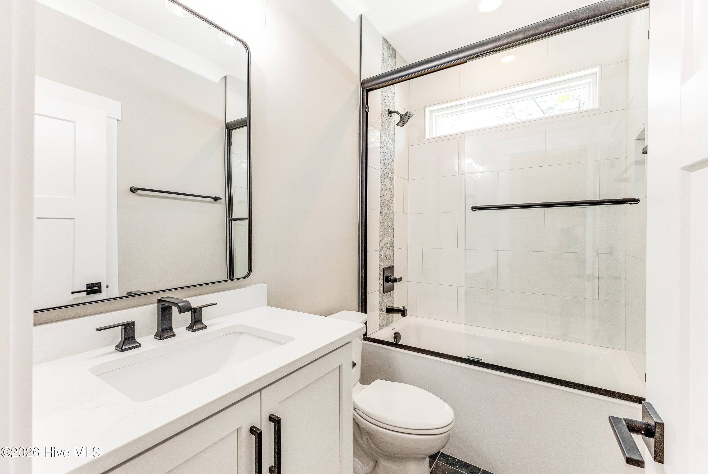 100564365 | Photo 23