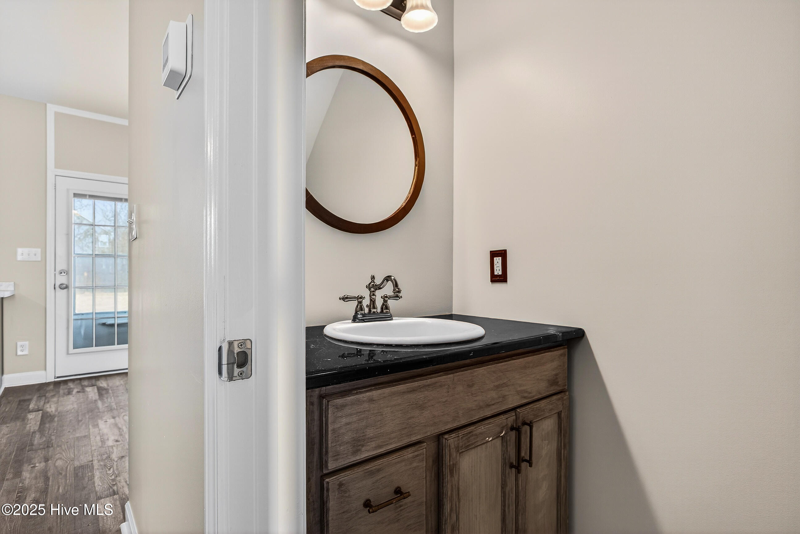 100547089 | Photo 19