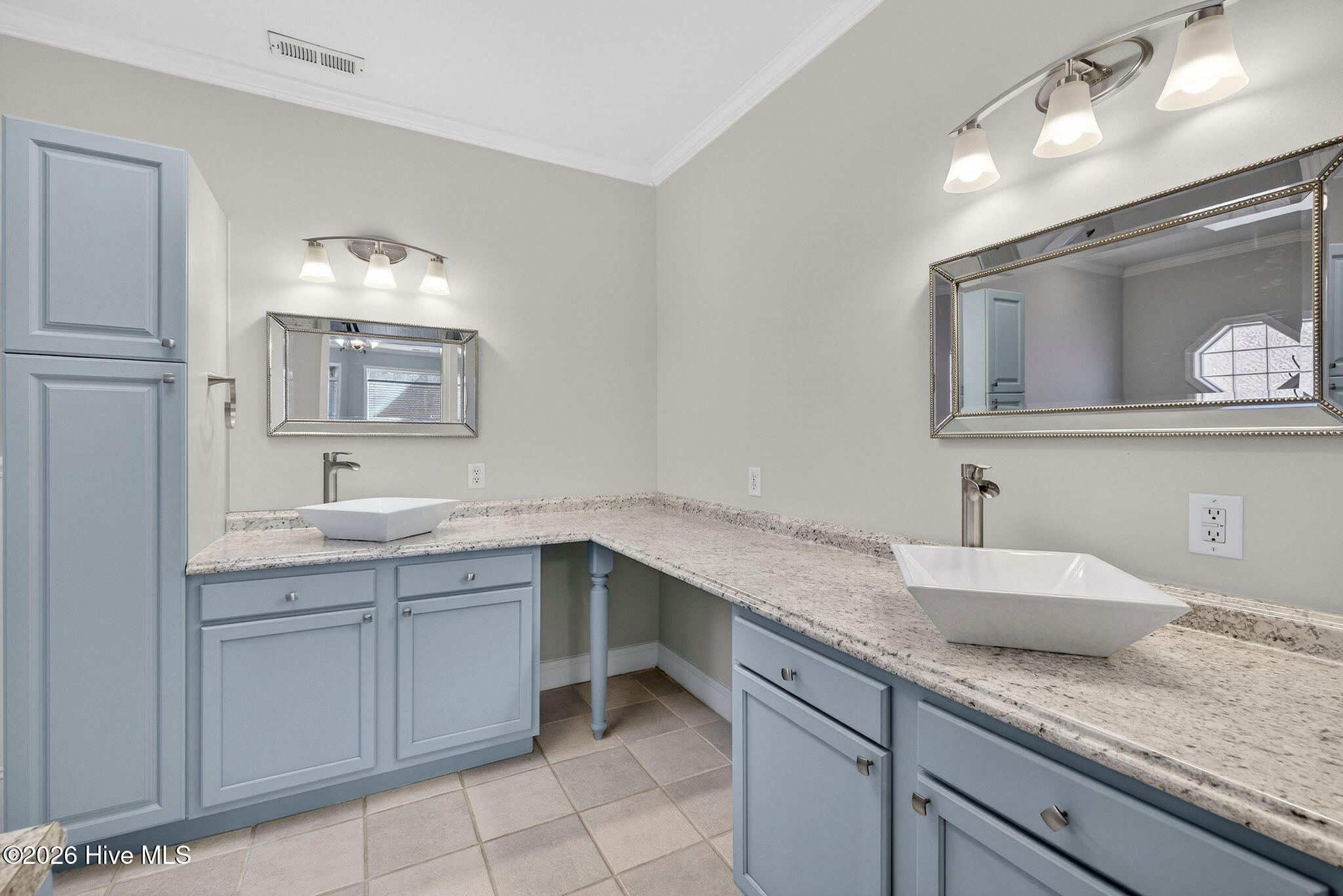 100549331 | Photo 46