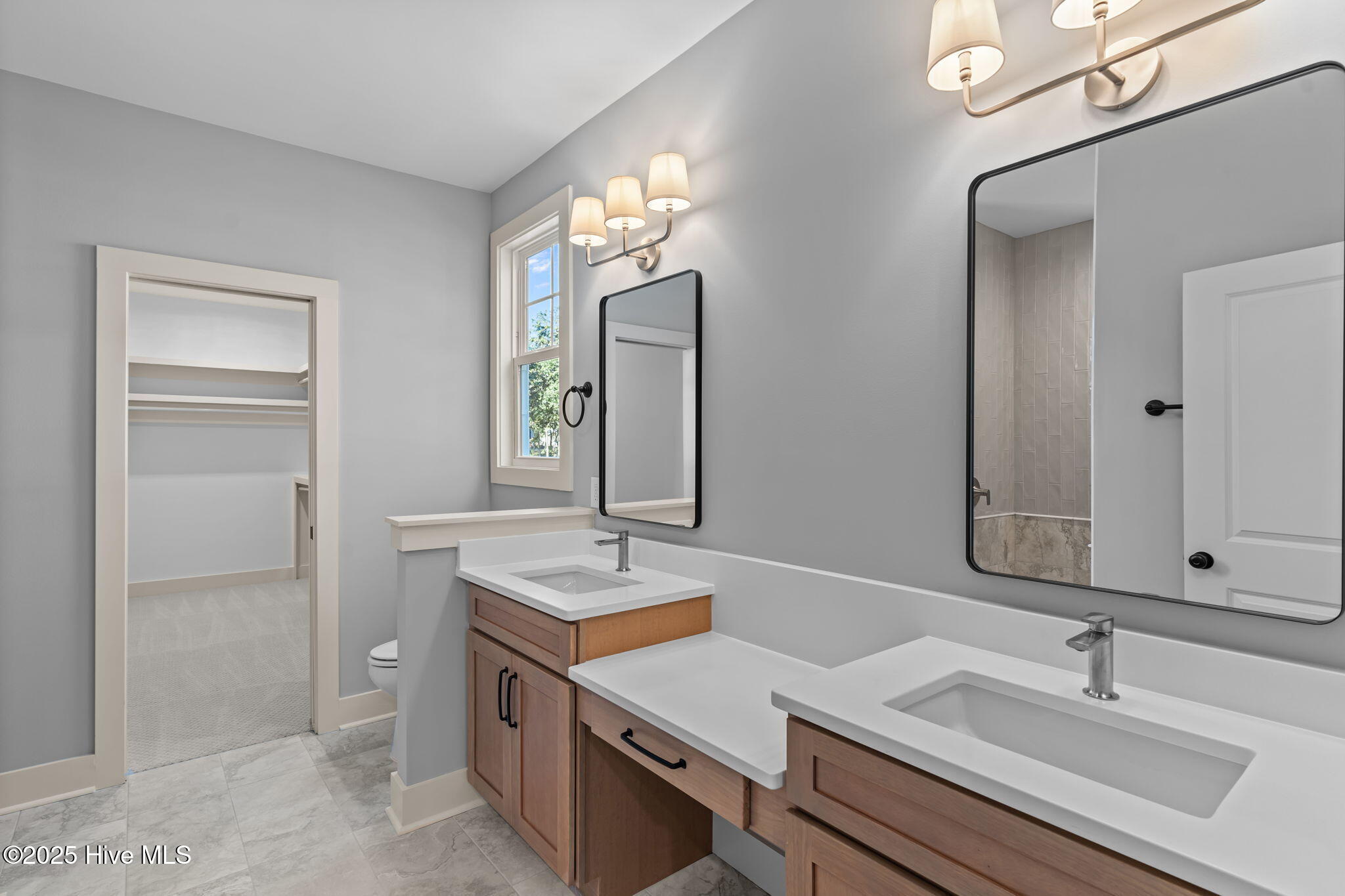 100532688 | Photo 23