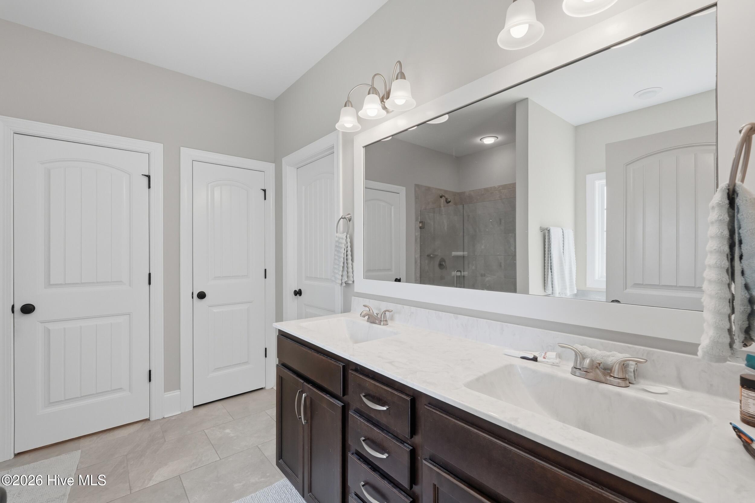 100570242 | Photo 25