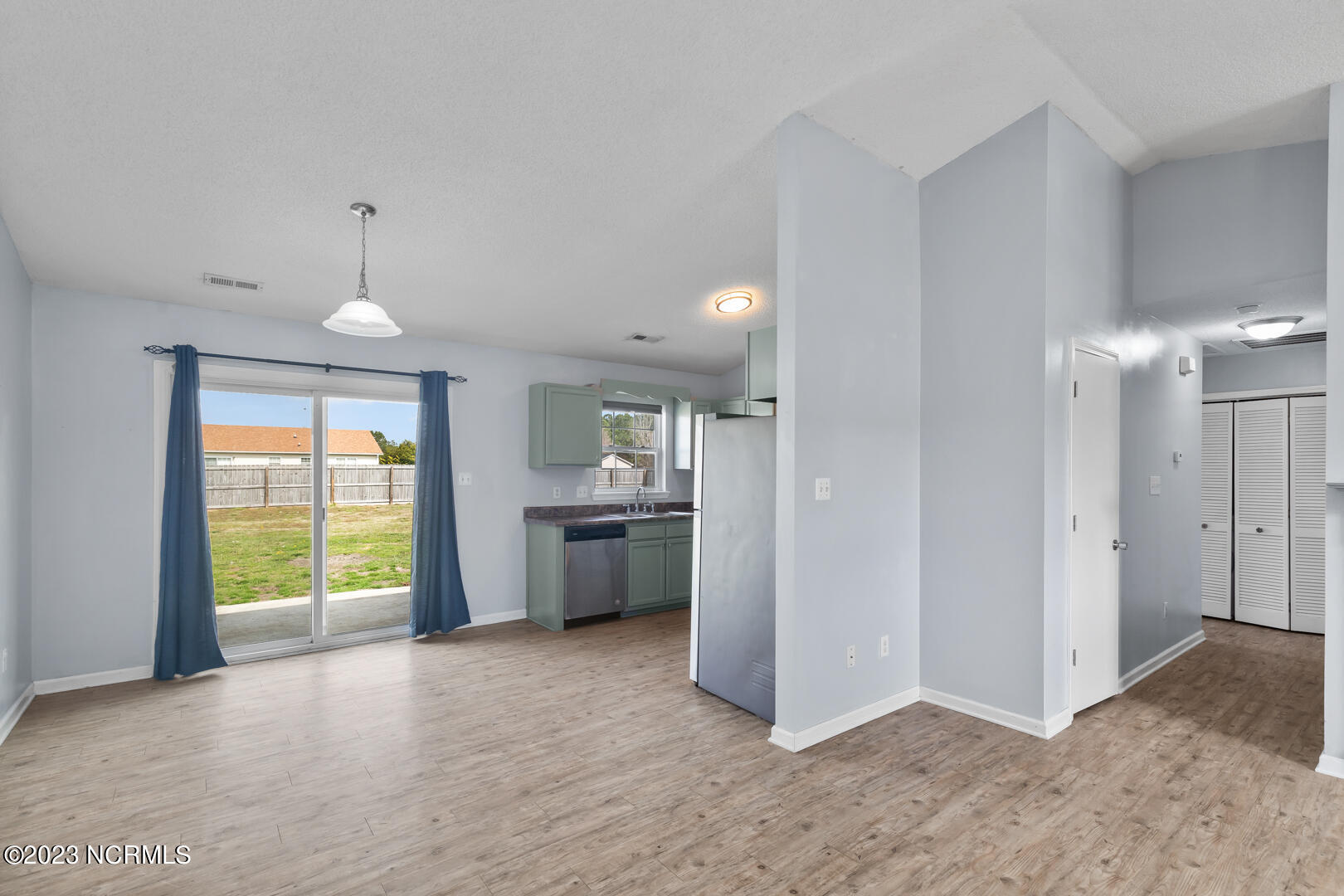 100542320 | Photo 14