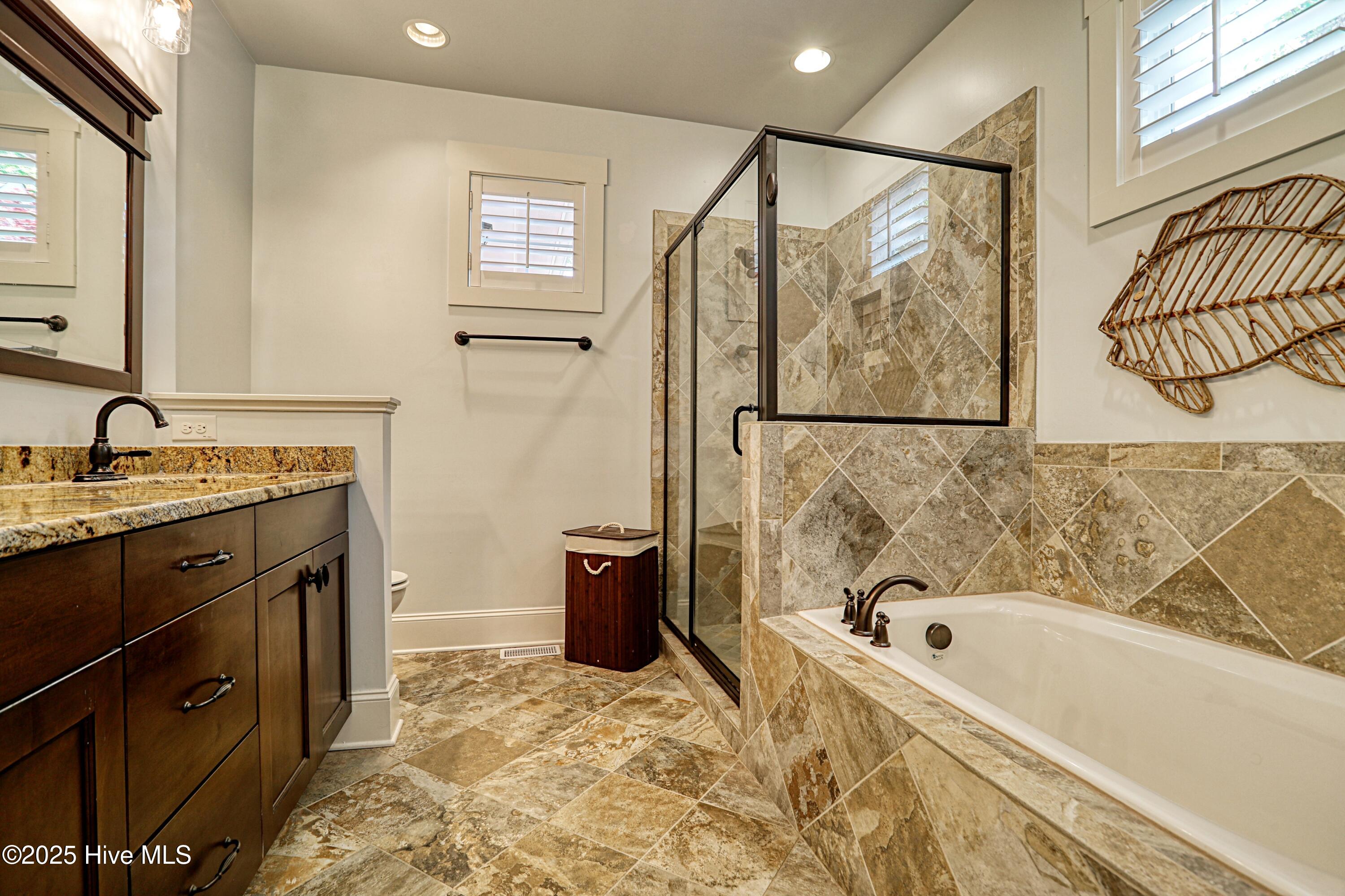 100502836 | Photo 22