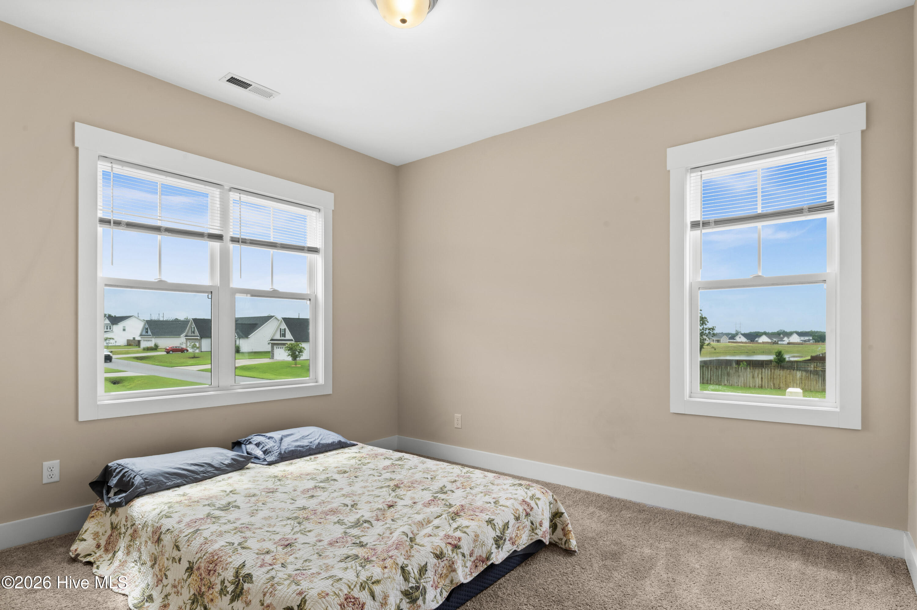 100569273 | Photo 40