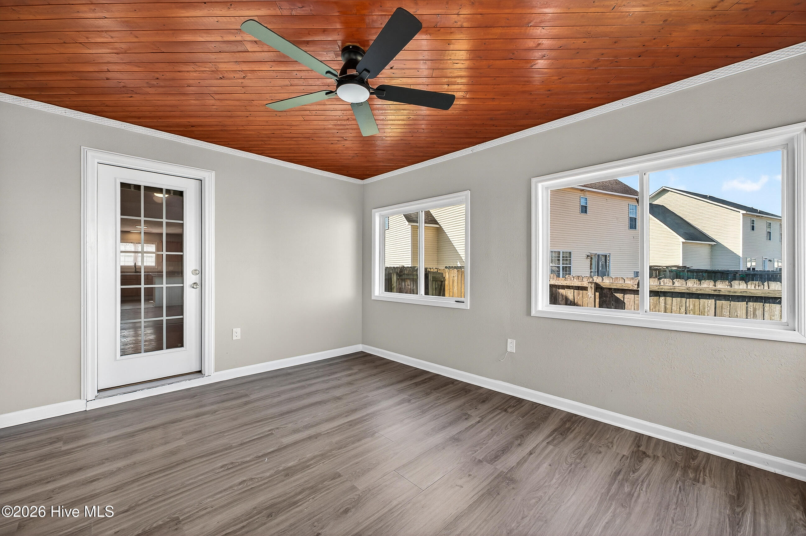 100552095 | Photo 14