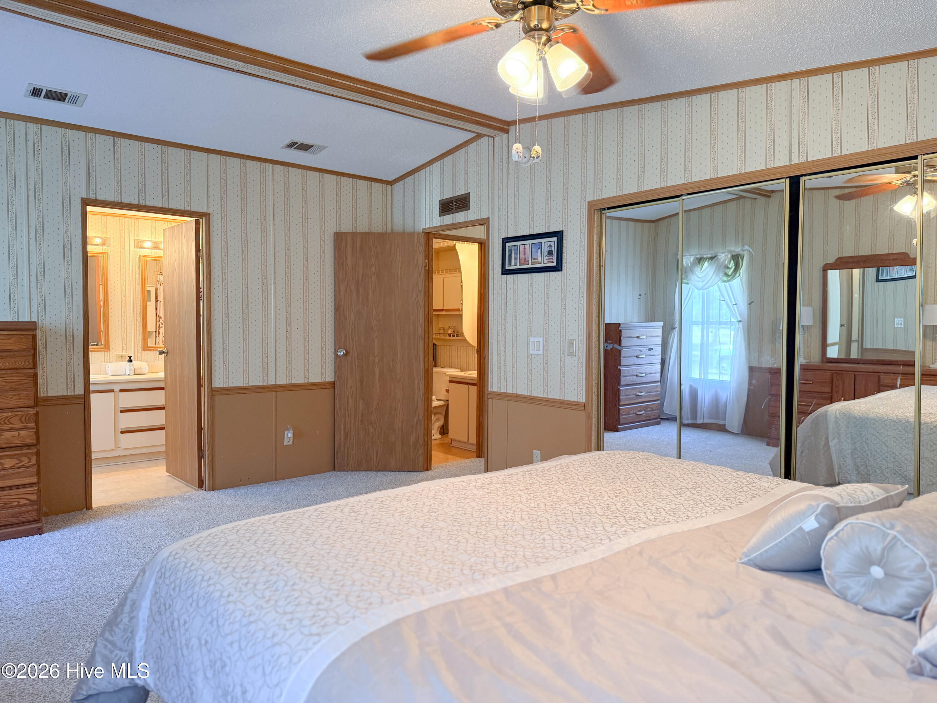 100563984 | Photo 34