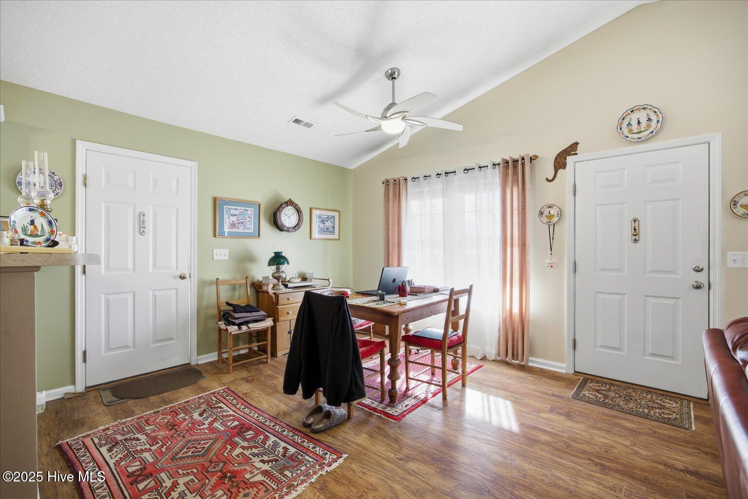 100543626 | Photo 11