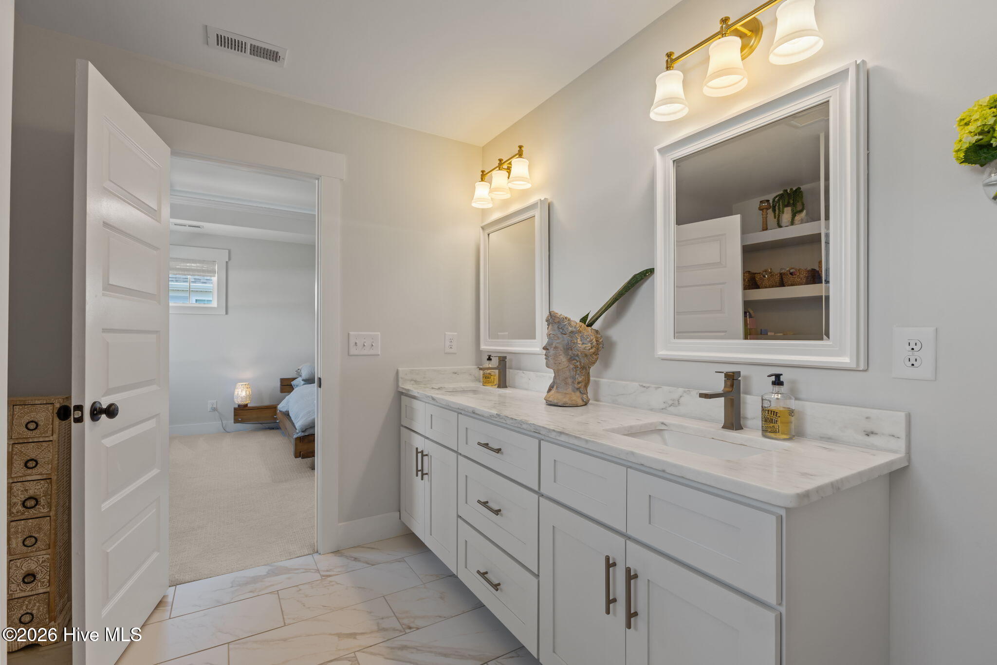 100569687 | Photo 33