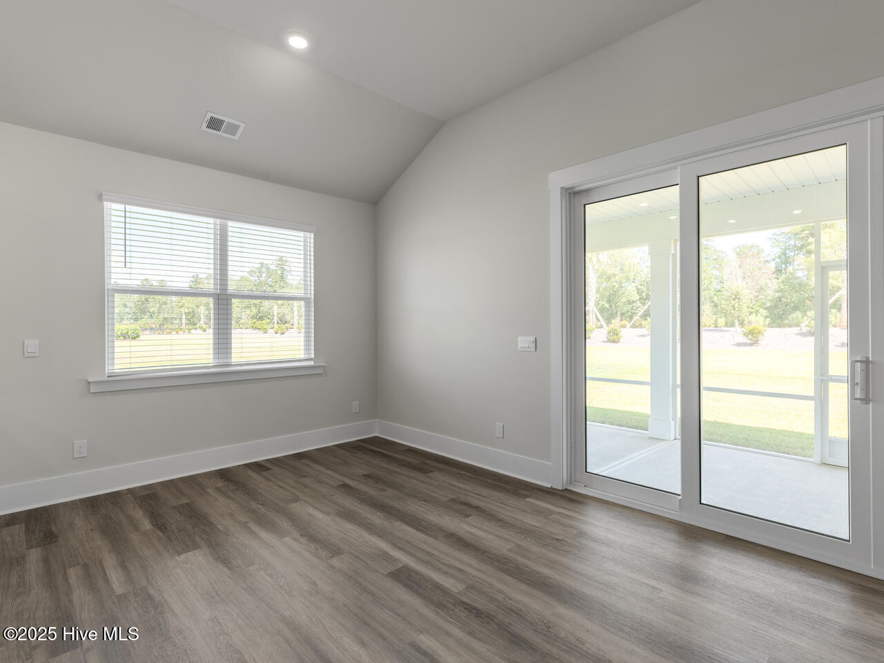 100544073 | Photo 12