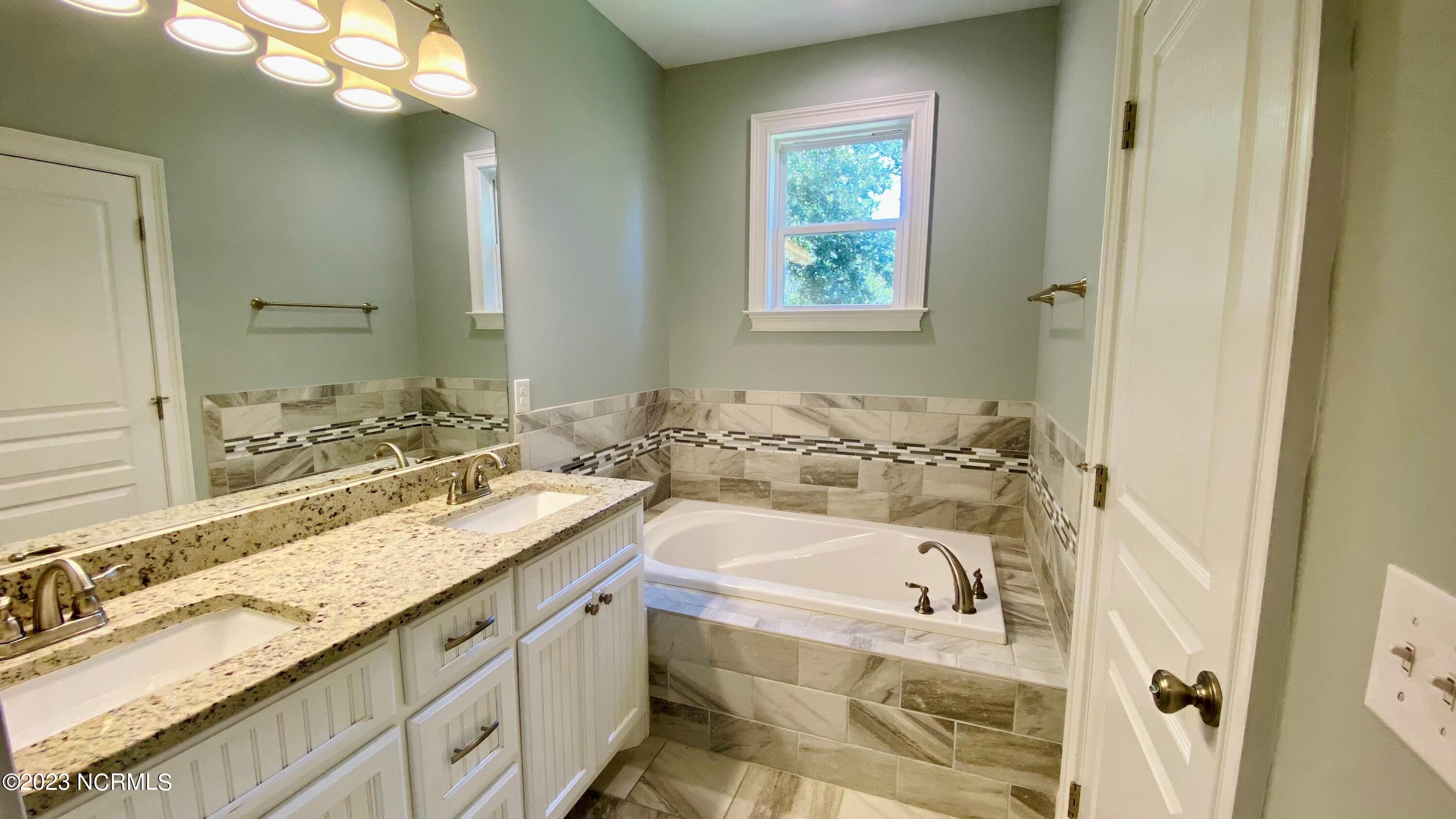 Master Tub & Vanity