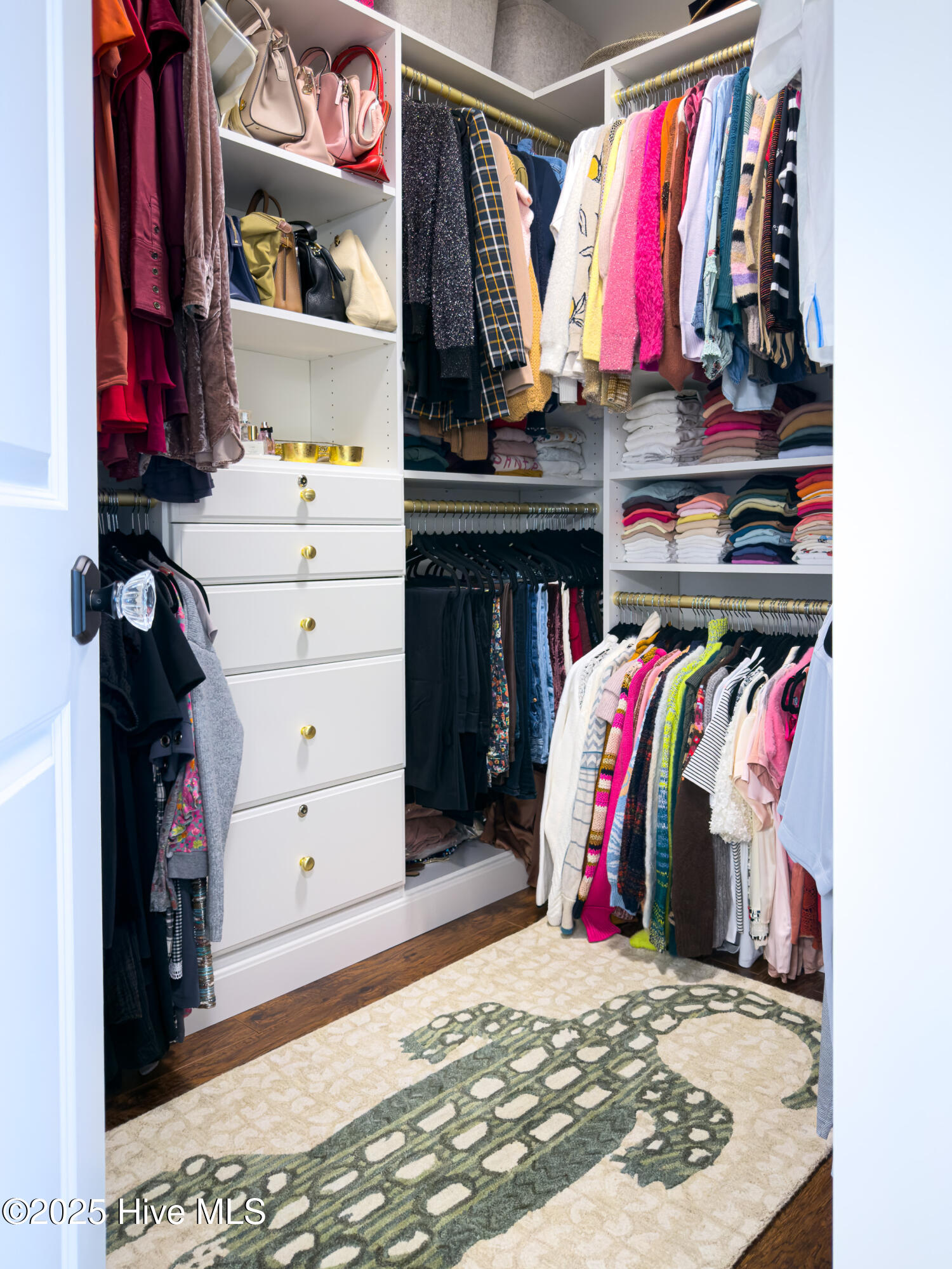 100542348 | Photo 35