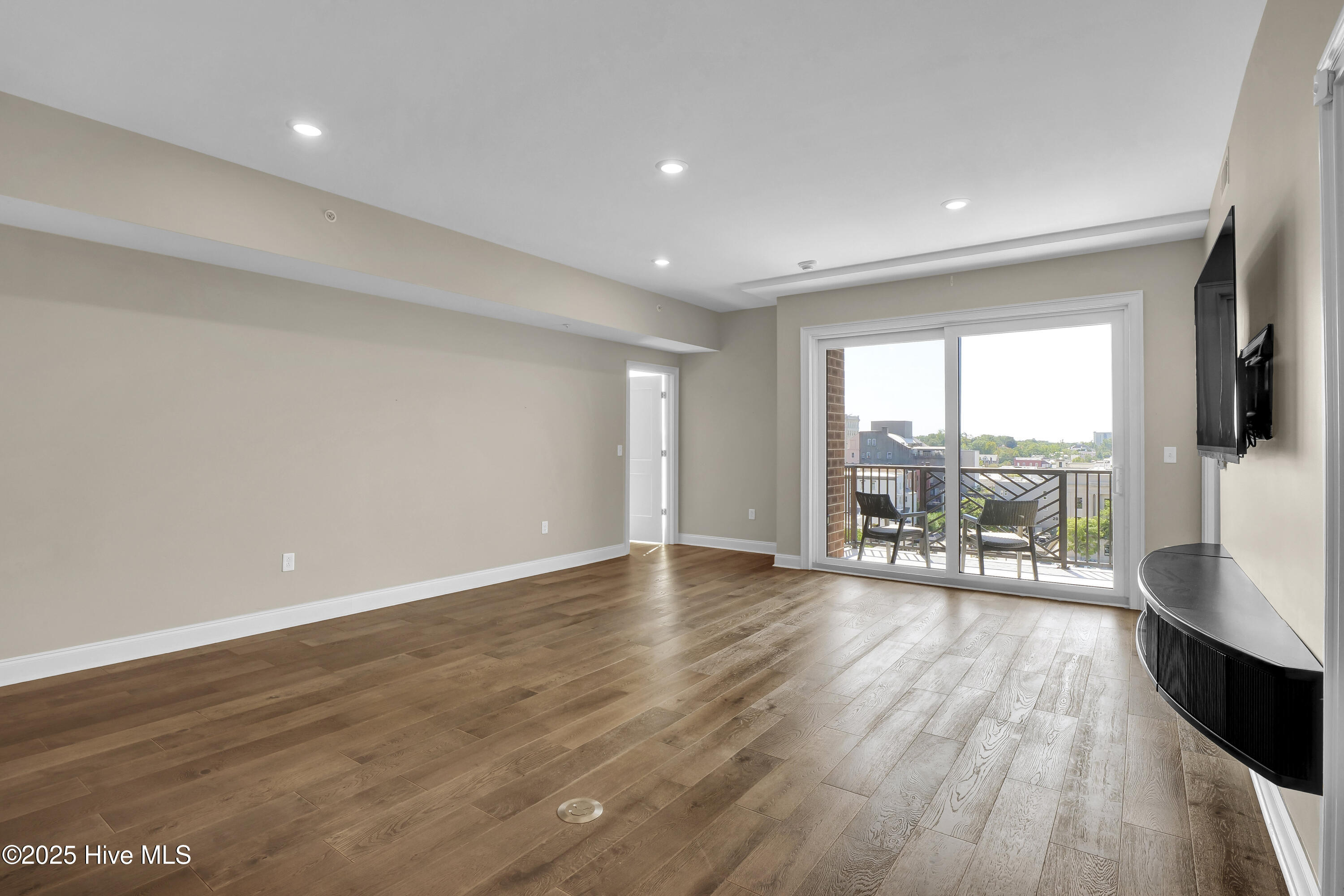 100526322 | Photo 51