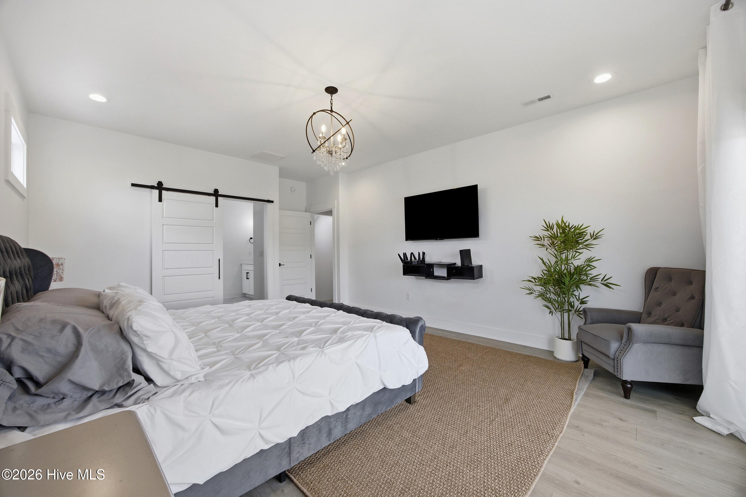 100558595 | Photo 28