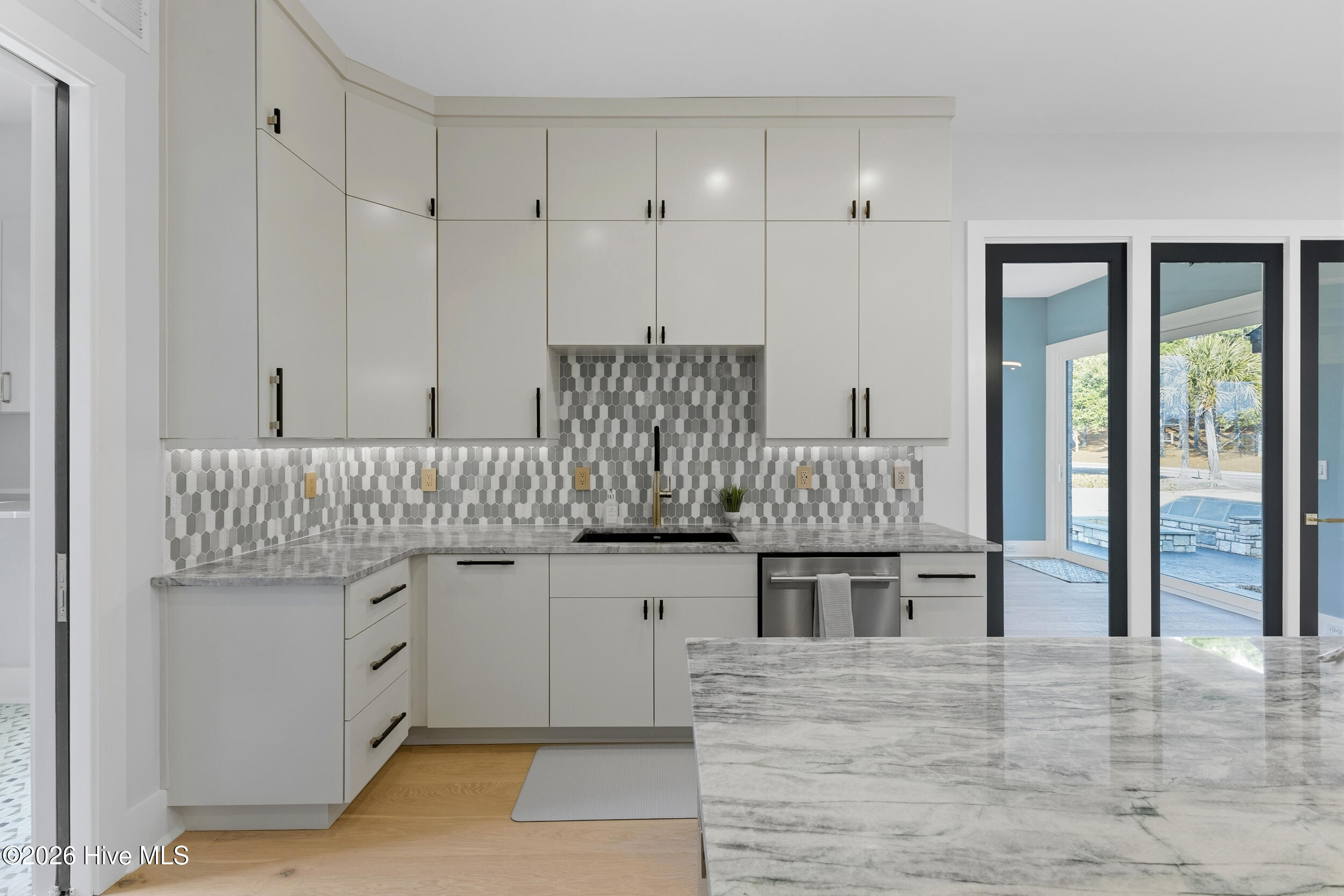 100556188 | Photo 15