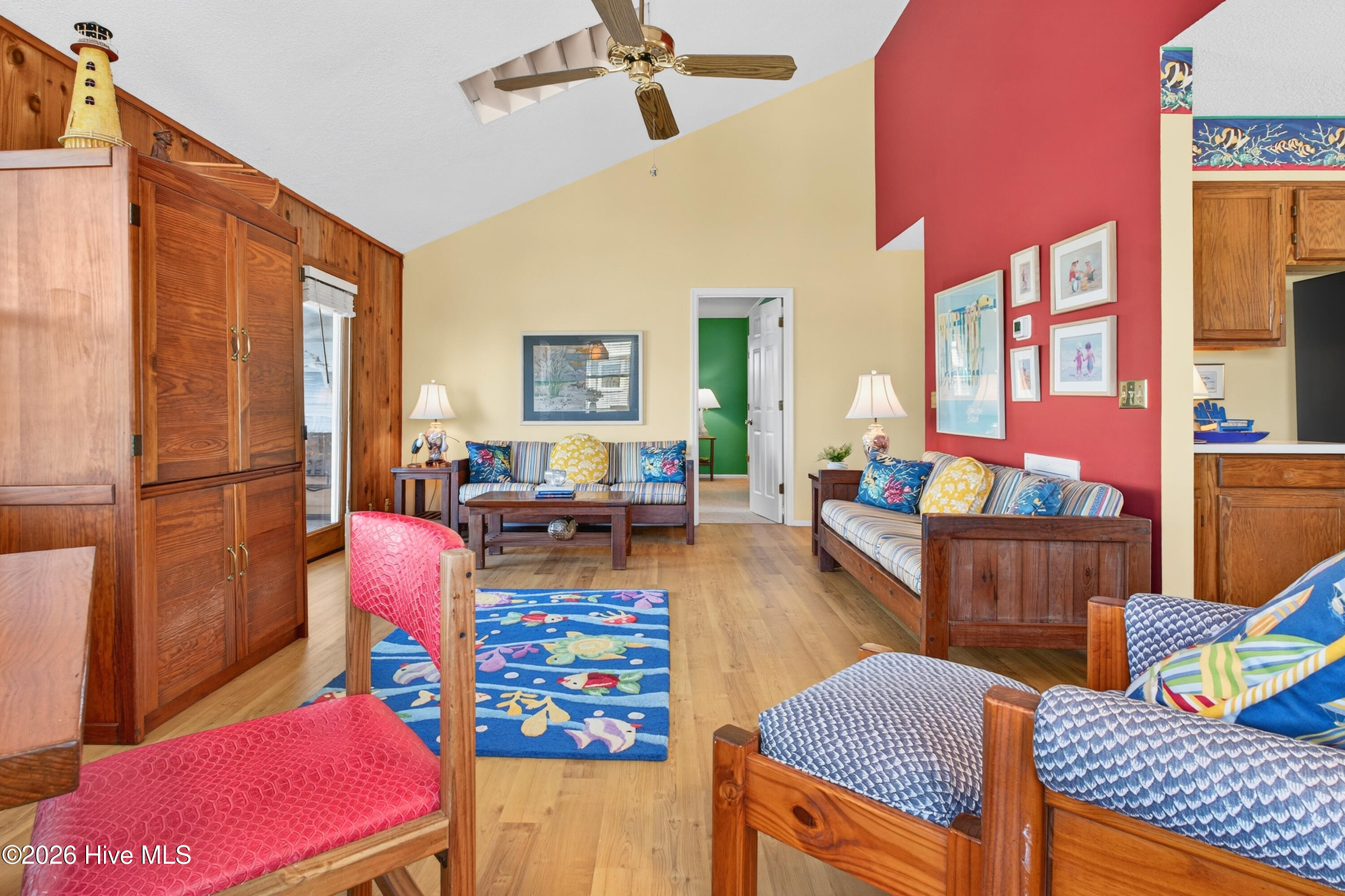 100558876 | Photo 15